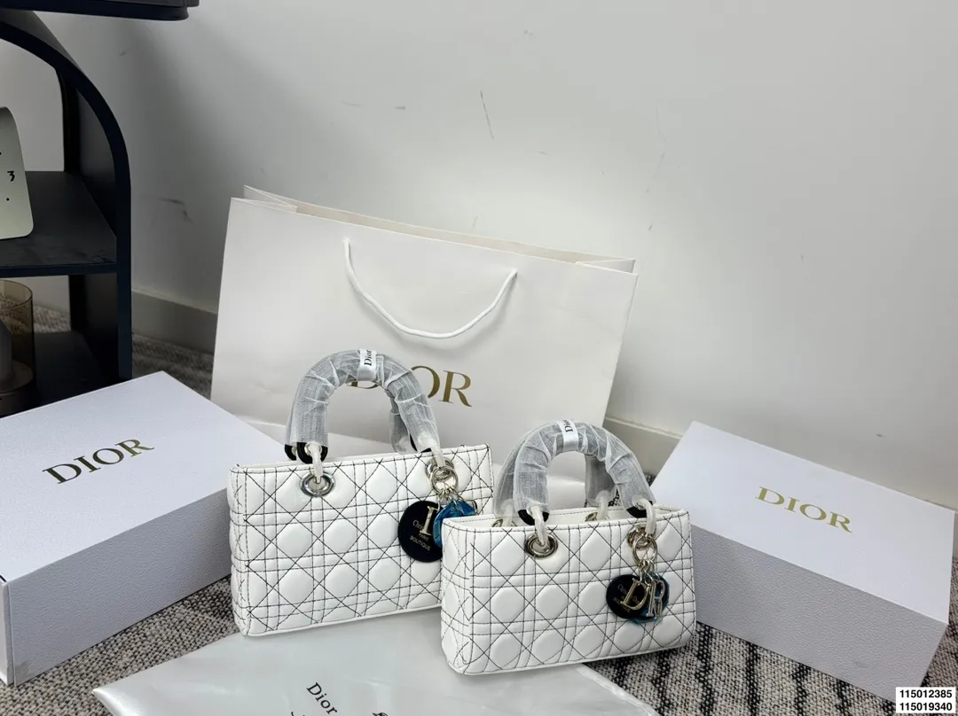 p155 p150 配折叠盒 迪奥横版戴妃包 Dior戴妃包太好看了吧！ 优雅指数拉满 搭配简洁风格的衣服整个人气质就上来了 而且容量完全可以满足日常要求 日常聚会逛街都很方便~ 尺寸25.15/24.14