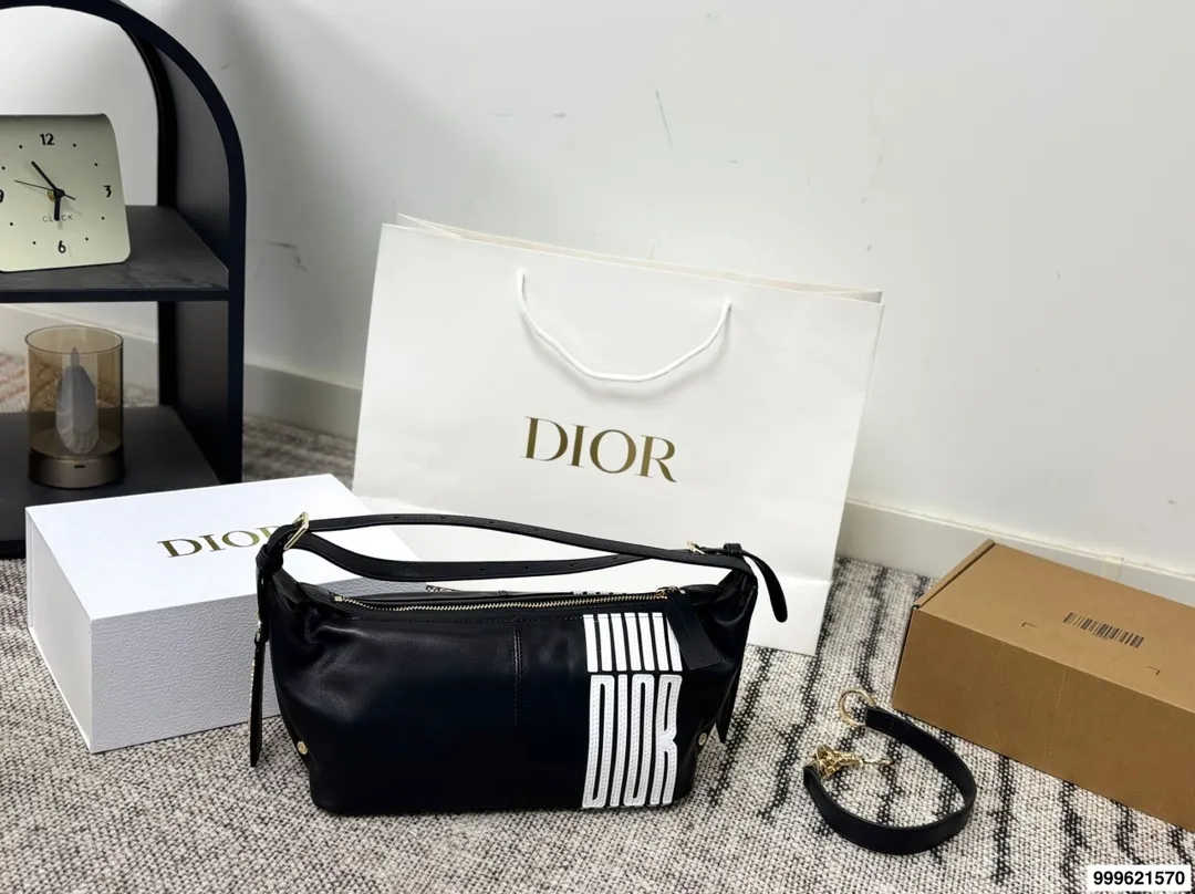 p270 配盒 迪奥Dior D-journey腋下饭盒包 包包百搭不挑人,上身是很清冷的感觉,妥妥气质美人,内衬干净,五金刻字清晰颜色好看又百搭 尺寸:26.12