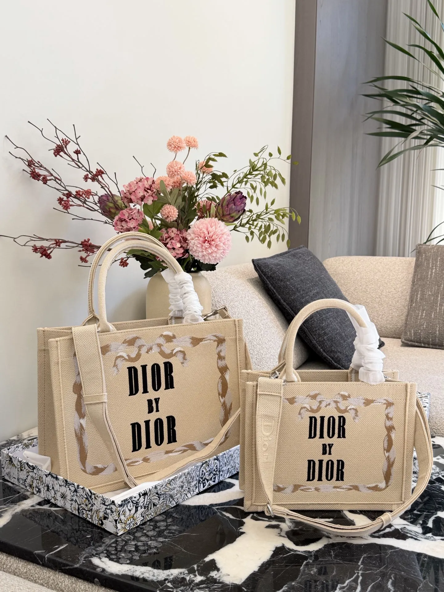 p200p235 顶级原单 从经典Book Tote的新面貌，到带有复古质感的斜挎包、手拿包，每一款都融合了迪奥的高雅基因与Jonathan Anderson独有的创意视角。 在保留品牌标志性廓形的基础上，注入更轻盈、更具功能性的细节设计。小型手袋则以层次感织物与全新迪奥LOGO提升辨识度，展现刚柔并济的现代风格。 25cm36cm配盒子