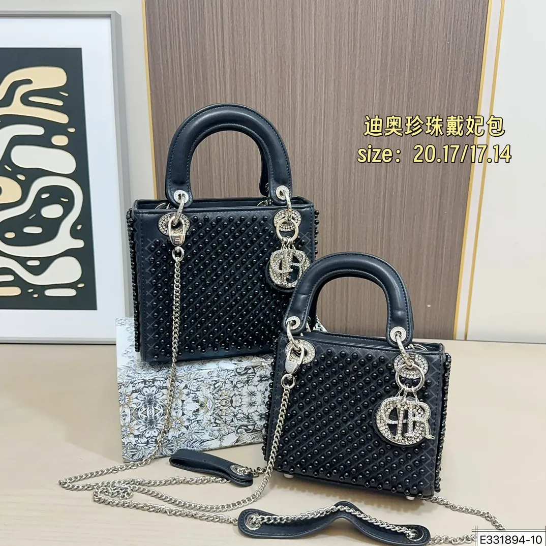大号💰210 配折叠盒⚠️尺寸20.17 小号💰200 配折叠盒⚠️尺寸17.14 迪奥 珍珠戴妃包 DIOR 这款包不仅优雅,还加入了铆钉设计,瞬间变得个性十足,真是不得了! 艺术感满满!打破娇贵形象的设计,甜美又酷炫,简直绝了!