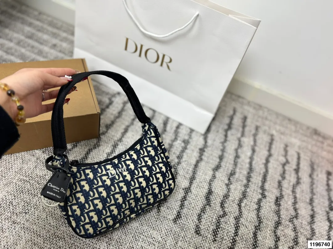 p90 Dior迪奥腋下包 永恒经典 轻便时尚 潮人必备 不仅能够预测时尚趋势,更能够引领时尚潮流 尺寸 22.7.13