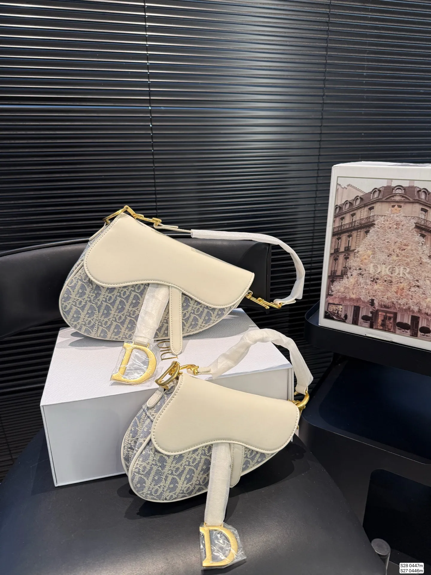大号P190 小号P185 配飞机盒折叠盒子 迪奥马鞍包dior 颜值很到位 实用性非常好 任何风格都可驾驭 加上又A又飒的感觉风格 尺寸：大号23 21 小号18 16 货号大号0447小号0446