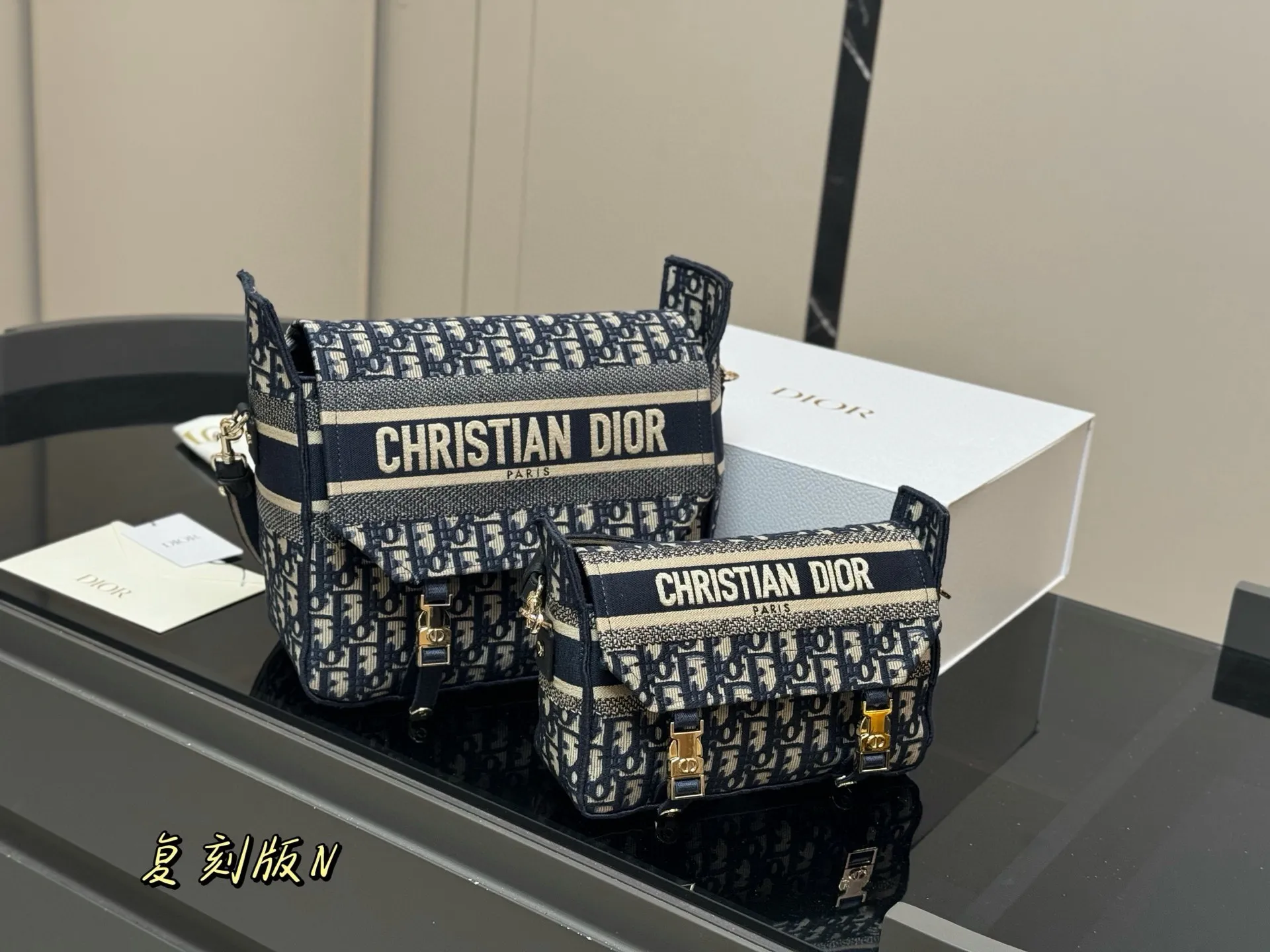 ¥235 ¥275 配盒(升级版) size:23*16cm(小) 29*27cm(大) 迪奥 camp小号邮差 真的太好看了! 自重很轻!超级好看! 男女均🉑️! 搜索🔍Dior(迪奥)邮差包