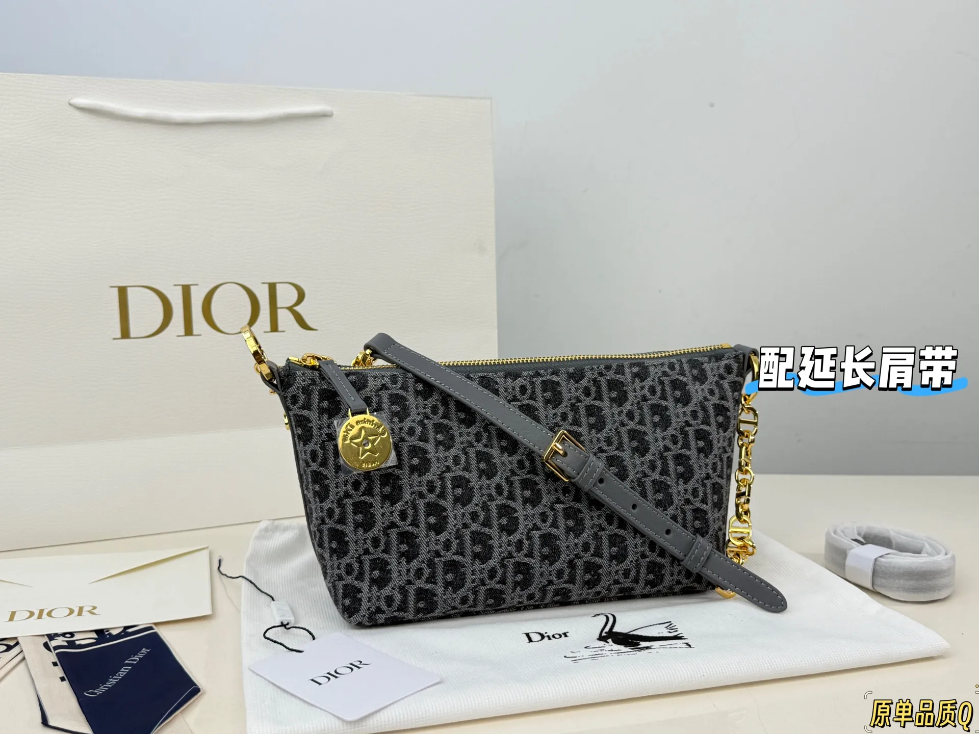 （折叠盒⚠️）p195 迪奥Dior 牛仔链条饭盒（自带延长带） 这款 Diorstar Hobo 链条手袋造型时尚，设计实用。采用蓝色 Denim Dior Oblique 提花面料精心制作，以不规则的石洗效果焕新演绎 Dior 的经典图案，彰显现代魅力，柔软版型搭配宽敞隔层。拉链开合，搭配镌刻以 Christian Dior Paris 标志和 Dior 经典星星标识的圆形饰牌，侧面饰以精致的 CD 铆钉，更显格调。内部带有绒面牛皮革里料，配有卡槽。搭配可调节的 CD 链条肩带，并带有皮革带，提升肩背时的舒适度。 size：22.16cm