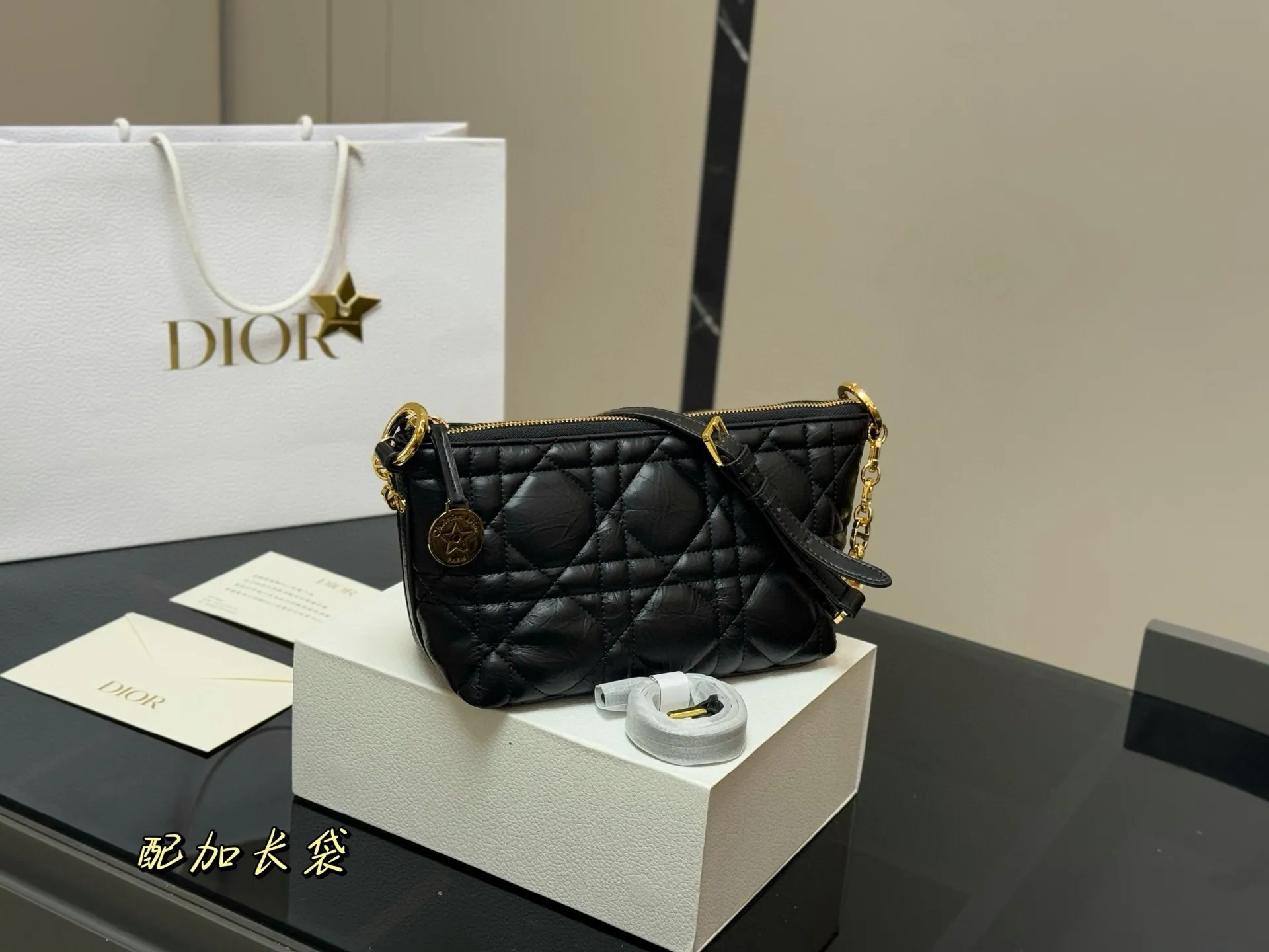 ¥215 配折叠盒 迪奥DIOR 便当包 ✅迪奥顶级原单 经典又高级 尺寸:22.14cm 很有质感 可盐可甜 上身绝美 无可比拟 是每个追求漂亮的女孩必入单品