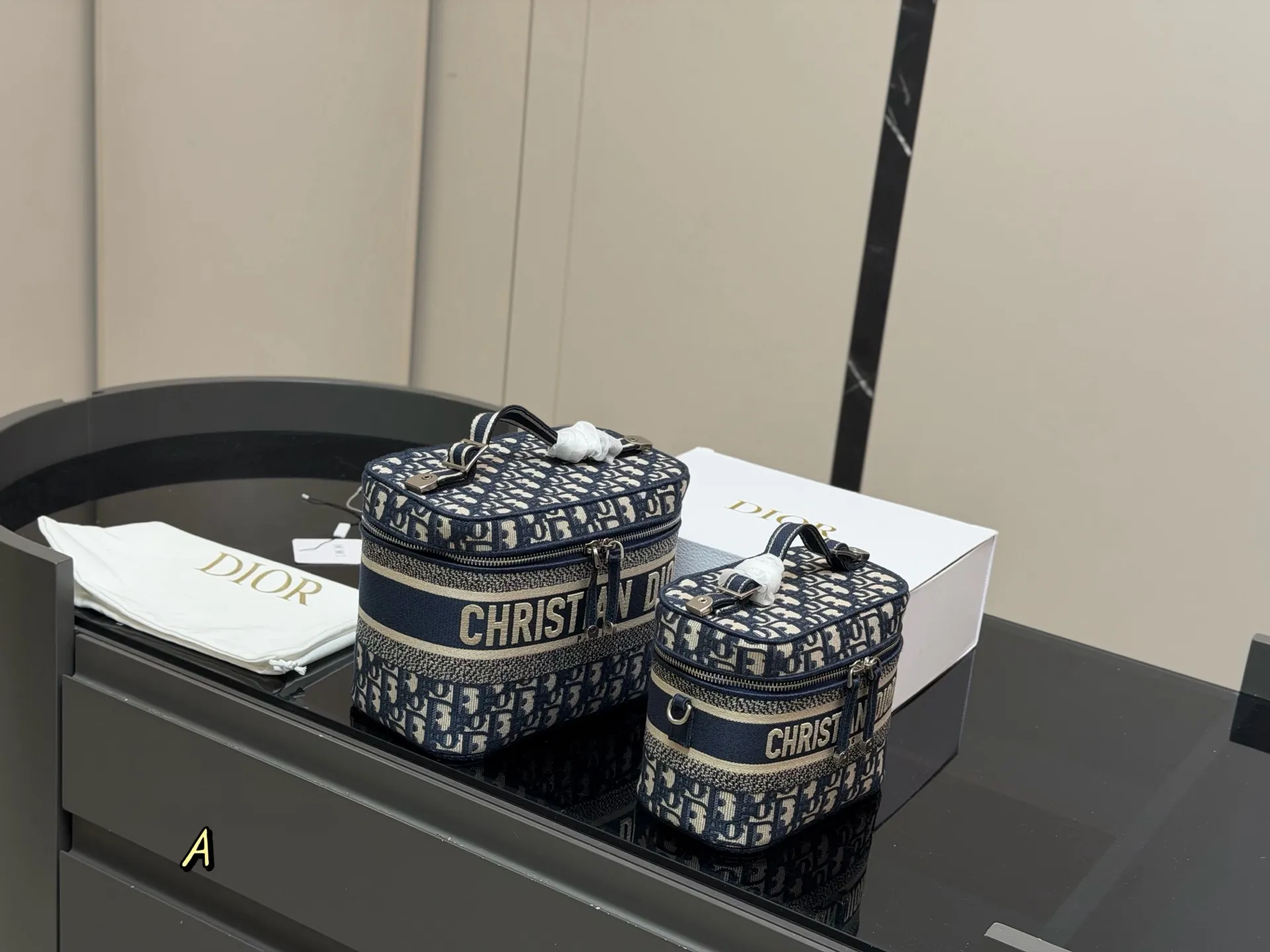 大号¥220 小号¥230 配折叠盒 size:24*18cm 19*15cm 迪奥 刺绣化妆包 原单 第一眼就沦陷,小号配长肩带 圆圆的包身太讨喜