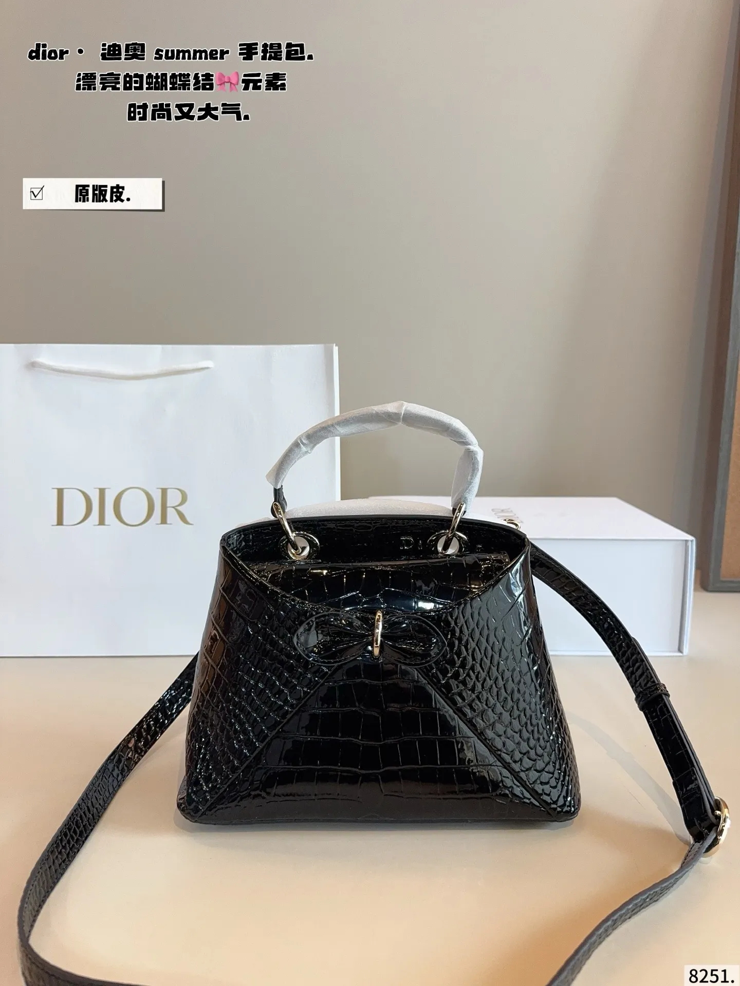 p275配礼盒🎁. Dior summer 26秀场直击📸 秀场直击新款包包👛 漂亮的蝴蝶结🎀元素 Anderson 的迪奥首秀赢了 容量非常可,日常通勤都没问题 可咸可甜 质感满分 工艺非常讲究 细节立体感拉满尺寸:25*10*18cm