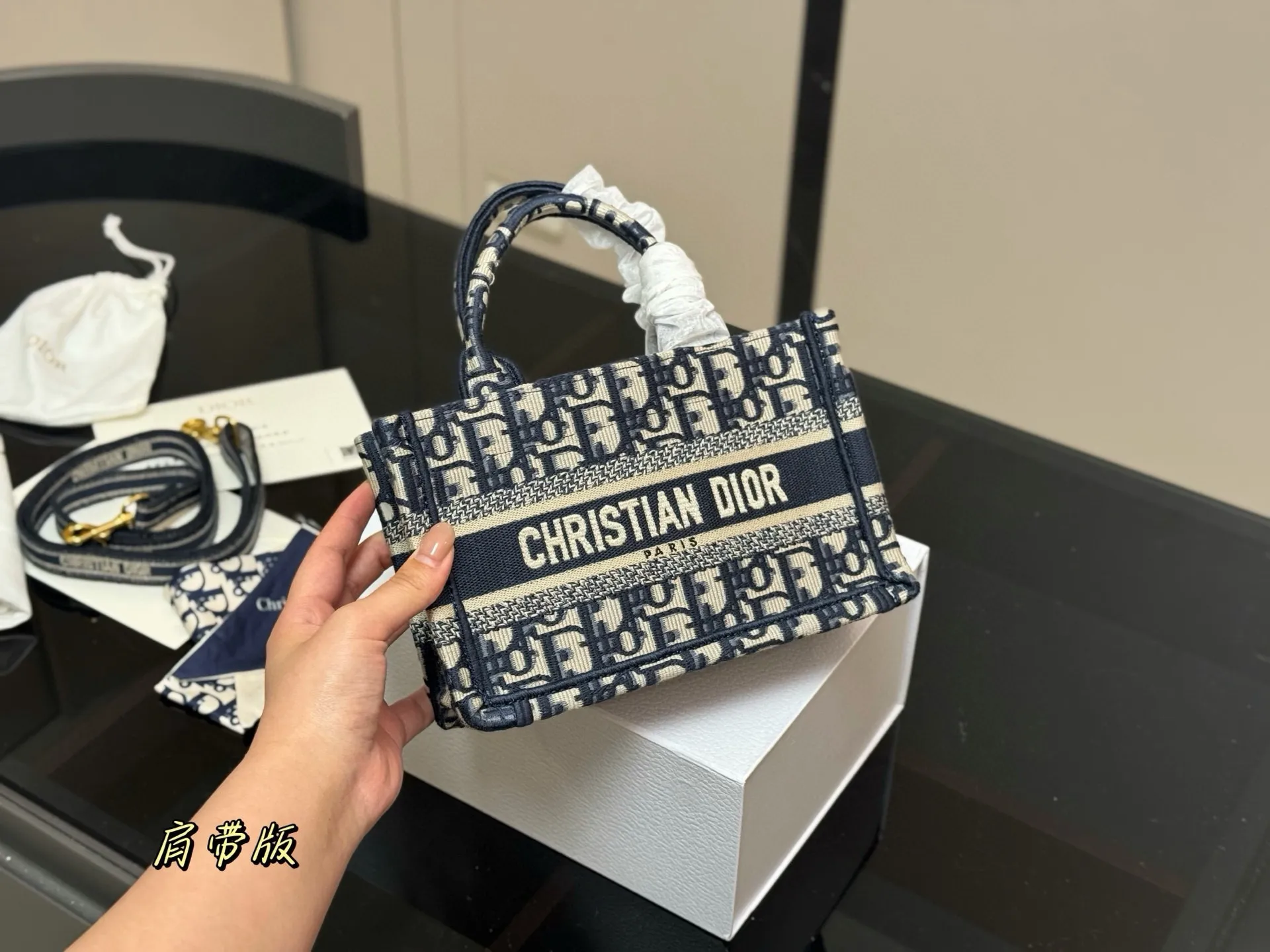 ¥215 新版配肩带 Dior 原版布提花 Dior book tote今年最喜欢的一款购物袋 tote我用的次数最多的包 迪奥因为容量超级大 不管什么东西都向里面放 当然凹造型也是必须有 尺寸:21.5cm 配盒