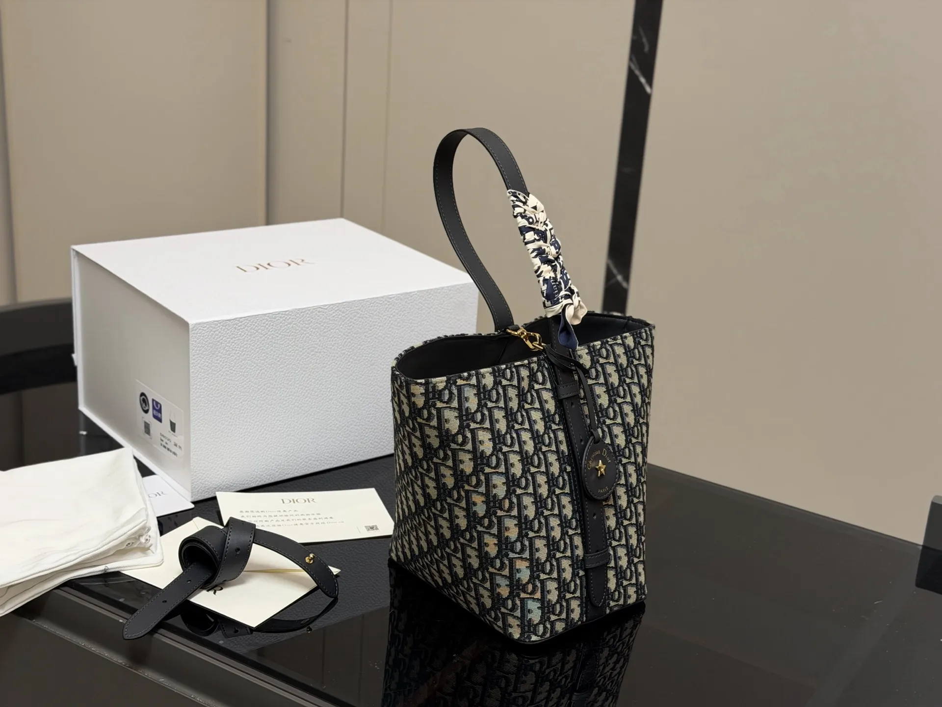 ¥170 配盒 size:20*24cm 迪奥star 老花水桶包 今年好喜欢背水桶包,兼具了高智感和实用性~配上入秋百搭风衣,一切都是那么的恰到好处,随随便便都出片!