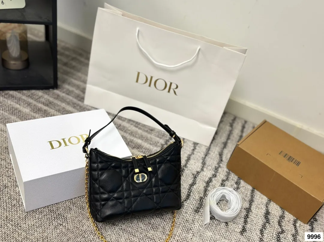 皮p220 布p210 配礼盒 这款 Miss Caro迪奥之爱迷你链条手袋是二零二五秋冬成衣系列新品,时尚现代而不失实用功能。采用奶白色羊皮革精心制作,饰以超大藤格纹缉面线,搭配正面复古金色饰面金属CD标志和一个拉链隔层,可收纳各种日常用品。百搭款式,搭配可调节、可拆卸的皮革肩带和顶部手柄,另带有可拆卸链条,可肩背或斜挎,是日常或晚装造型的理想之选。尺寸20.13