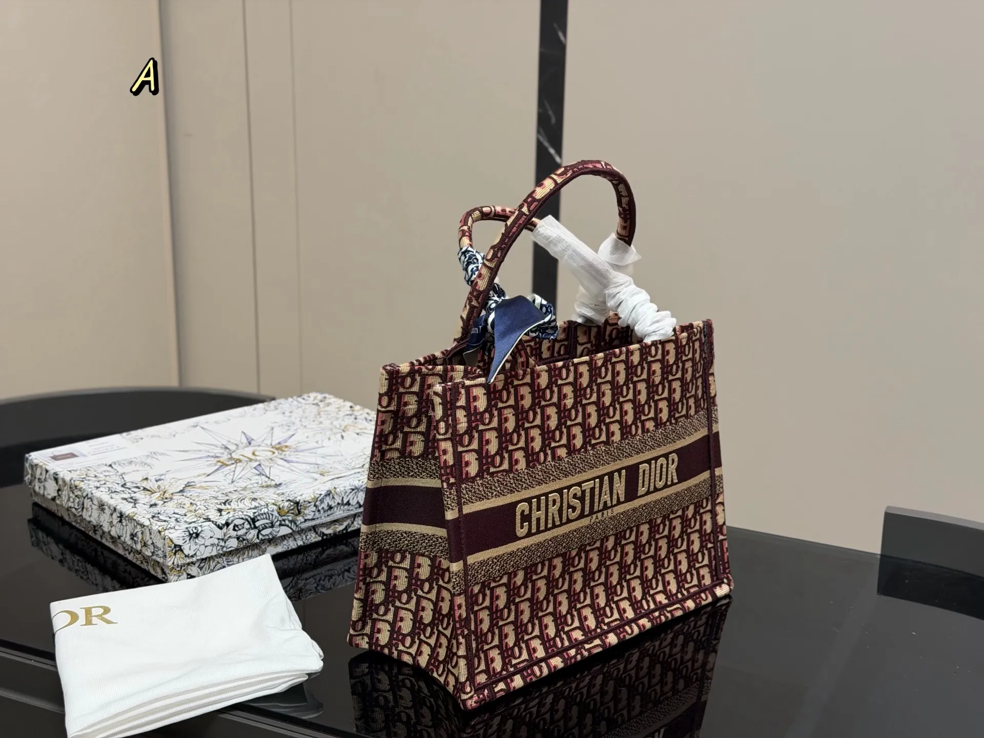 &yen;180 配盒丝巾 Dior 原版布提花 Dior book tote今年最喜欢的一款购物袋 tote我用的次数最多的包 迪奥因为容量超级大 不管什么东西都向里面放 当然凹造型也是必须有 尺寸:中号36cm