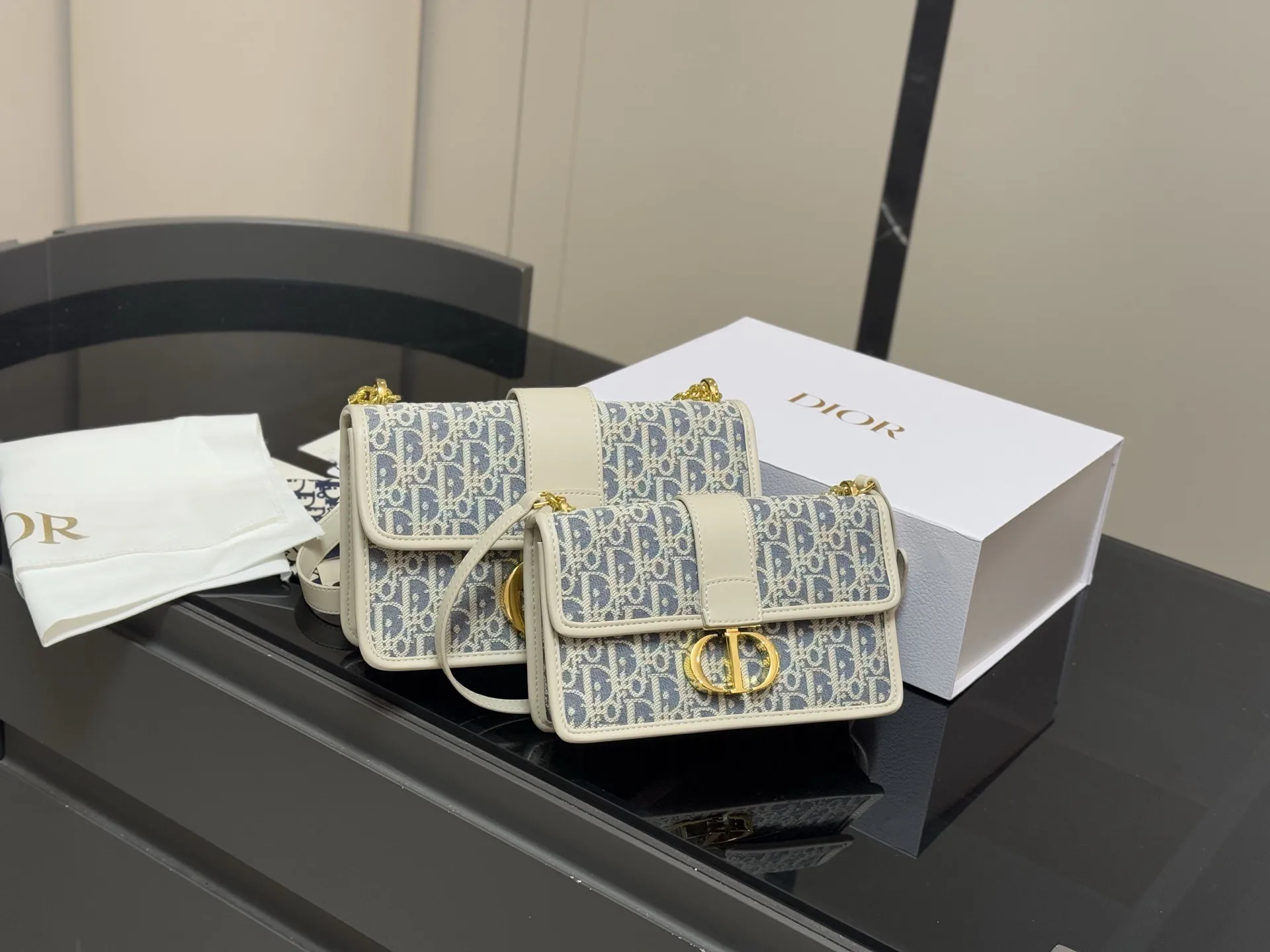 ¥165 ¥160 配折叠盒 size:24*20cm 21*15cm 迪奥 蒙田30 刚刚出的现货! 老花也太好看啦! 温柔很适合🈴️四季!