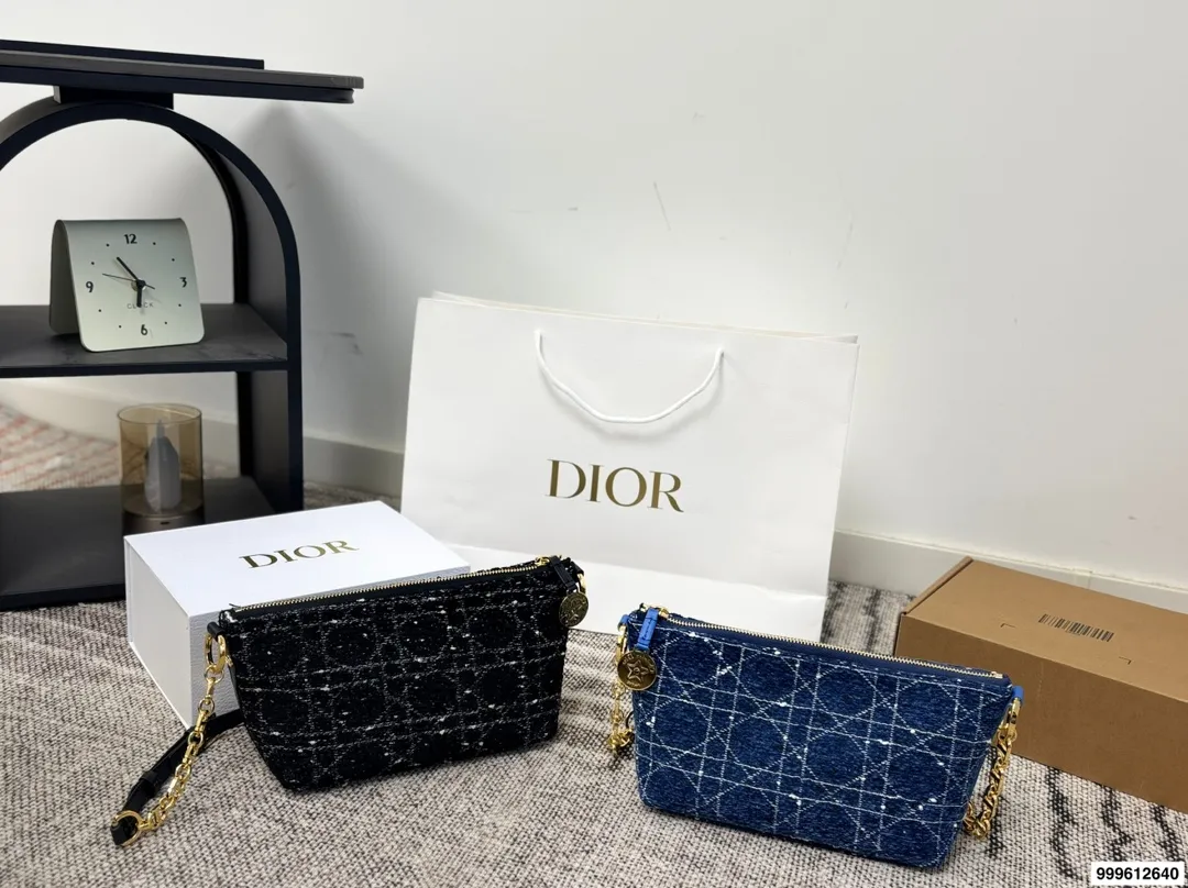 P180 礼盒🎁 size: 22.14 迪奥 Dior star Hobo 饭盒包 轻松演绎复古时髦 包型挺阔,简约而不简单不需要过多的装饰,日常搭配西装和T恤,就能将高级感体现的淋漓尽致!