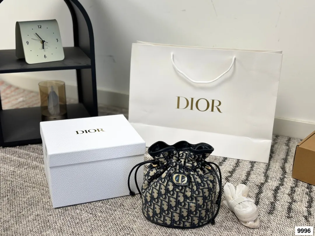 皮p255 布p235配盒 size:17*18cm 迪奥新款小水桶来啦~ 一见发财! 小福袋的新背法!腋下真的绝了