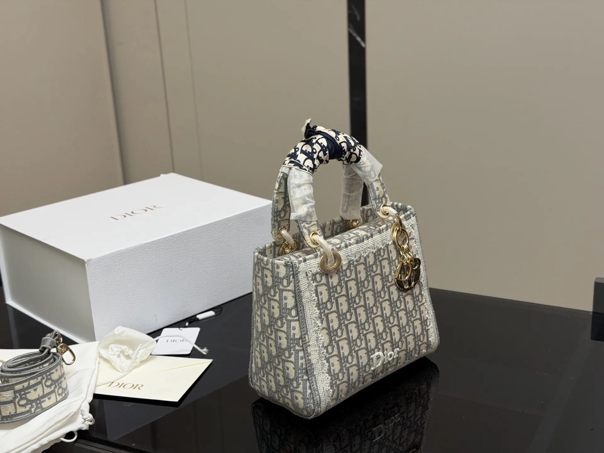 &yen;295 配折叠盒 size：24*20cm 迪奥 刺绣戴妃包 现代休闲且优雅 刺绣宽肩带 特别！特别！！！