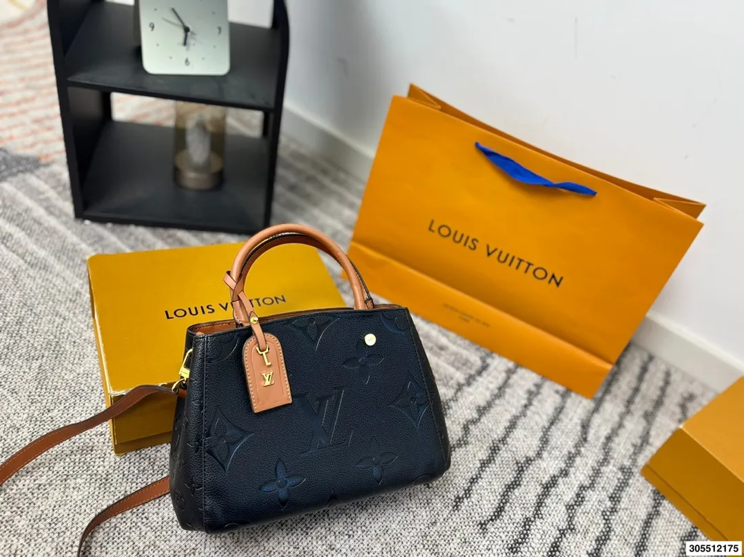 p135 LV压花蒙田包 经典版型 不过时 超大容量收纳 另配送长肩带 尺寸：30*20cm