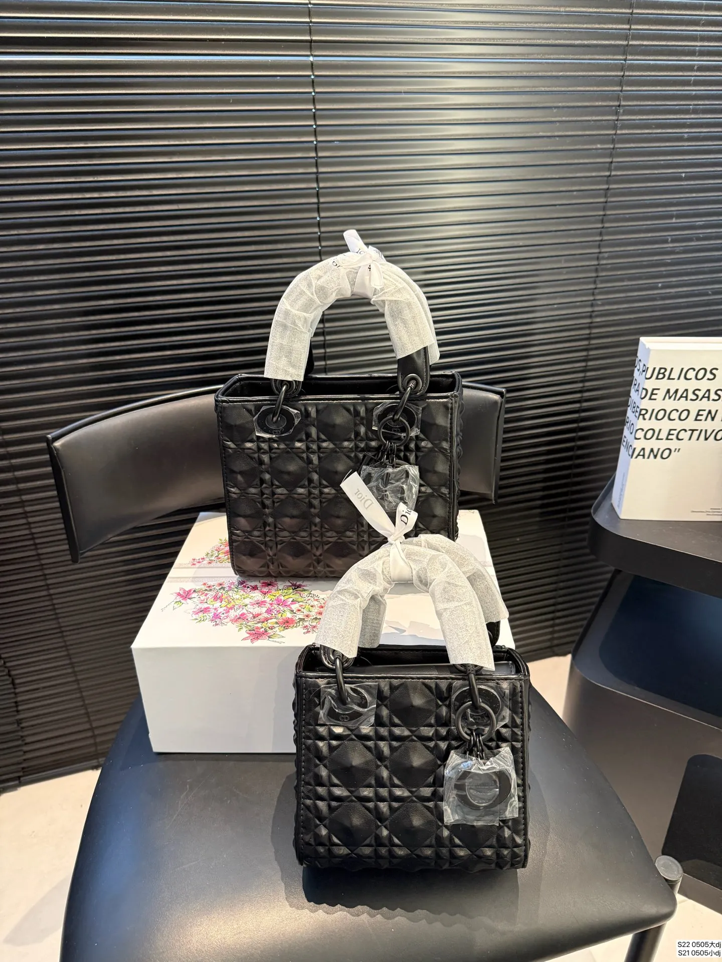 大号P160 小号P155 配折叠盒子 迪奥戴妃包 sDior戴妃包太好看了吧！ 优雅指数拉满 搭配简洁风格的衣服整个人气质就上来了 而且容量完全可以满足日常要求 日常聚会逛街都很方便~ 尺寸：大20 18 小16 14 货号0505