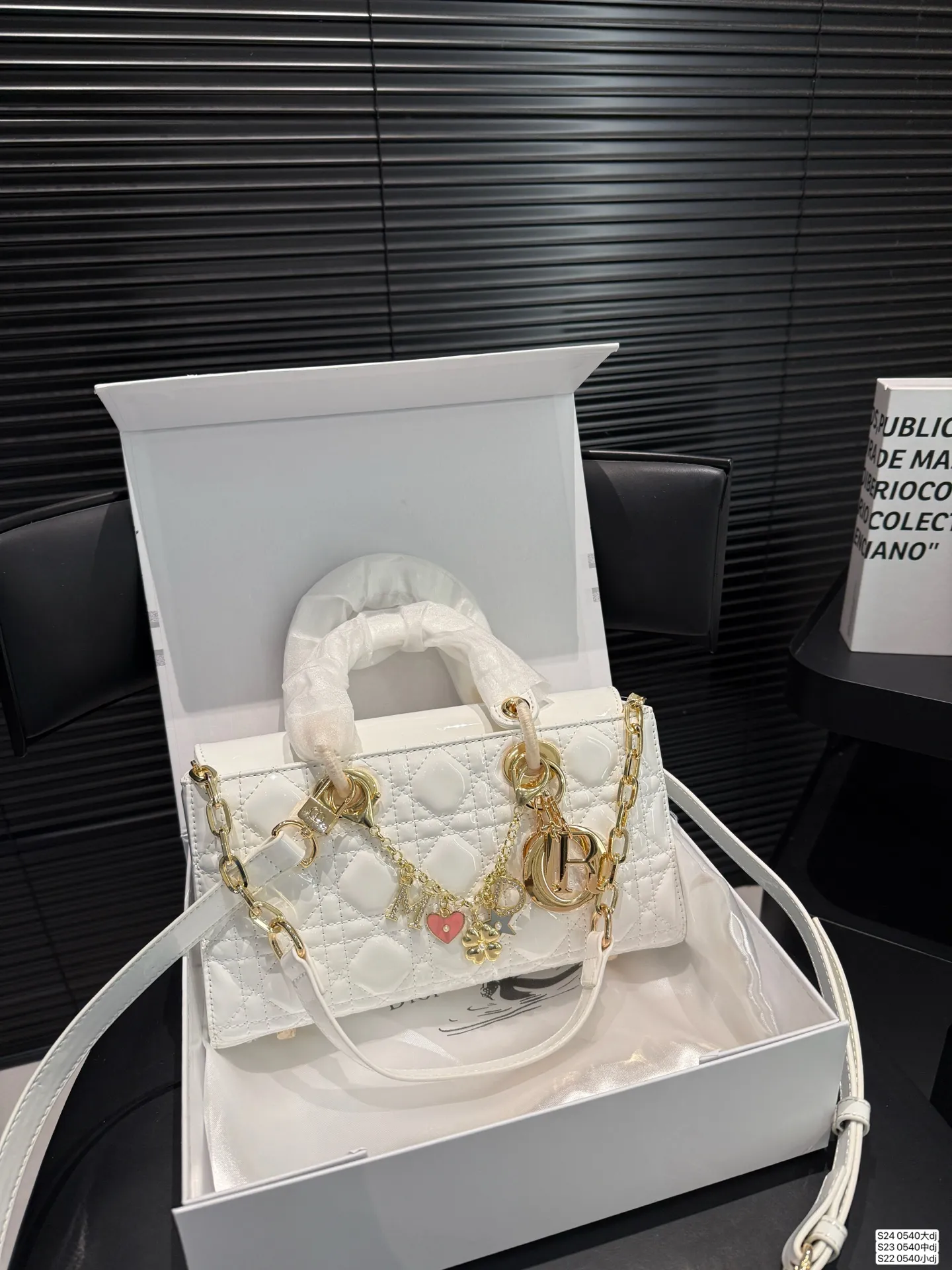 大号P170 中号P165 小号P160 配折叠盒子 迪奥横版戴妃包 sDior戴妃包太好看了吧! 优雅指数拉满 搭配简洁风格的衣服整个人气质就上来了 而且容量完全可以满足日常要求 日常聚会逛街都很方便~ 尺寸:大26 14 中23 13 小18 11货号 0540