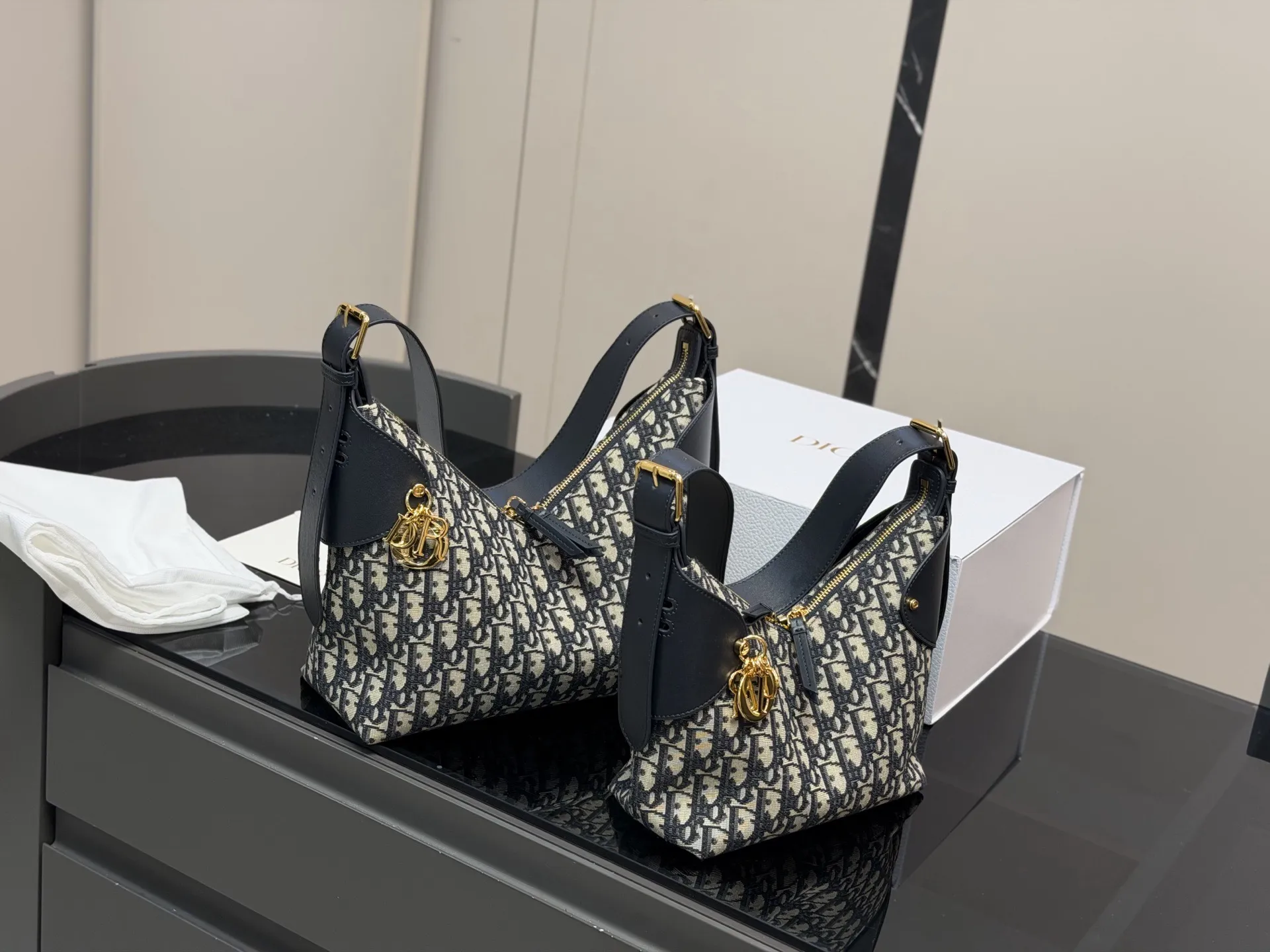 ¥210 ¥215 配盒 size:21*15cm(小号) 28*20cm(大号) 迪奥VOYAGE carryall 牛皮品质哦! 超轻大容量V型轮廓立挺又利落! 新包Voyage太酷辣!