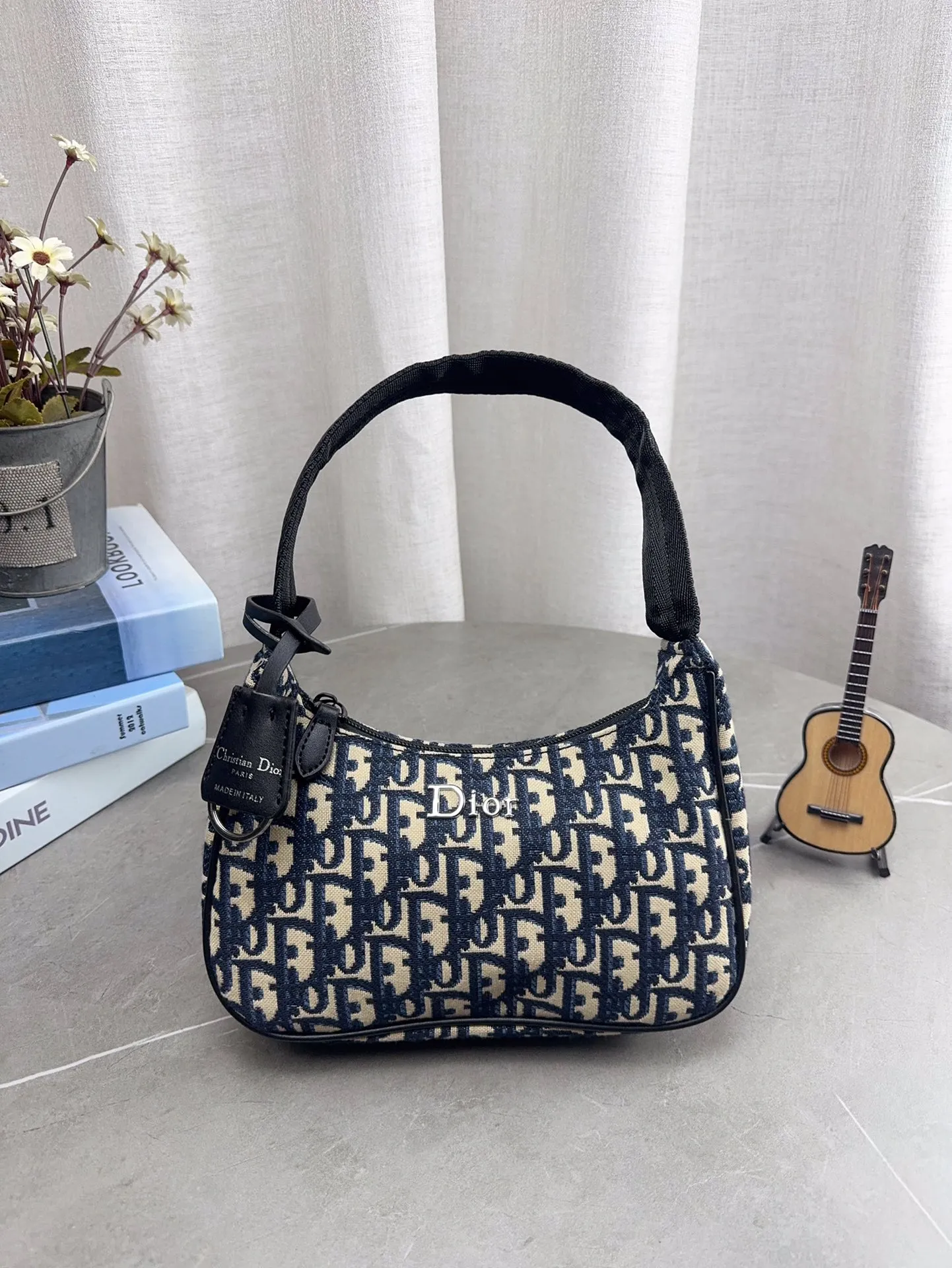 配礼盒包装 DIOR 法棍包 hobo腋下包 迪奥新款全网首发全新上市 这款相比之前的hono带子会更长单肩斜挎更方便啦 最主要没金属链那么重- -万多的迪奥小包很香~ 尺寸22*12cm p85