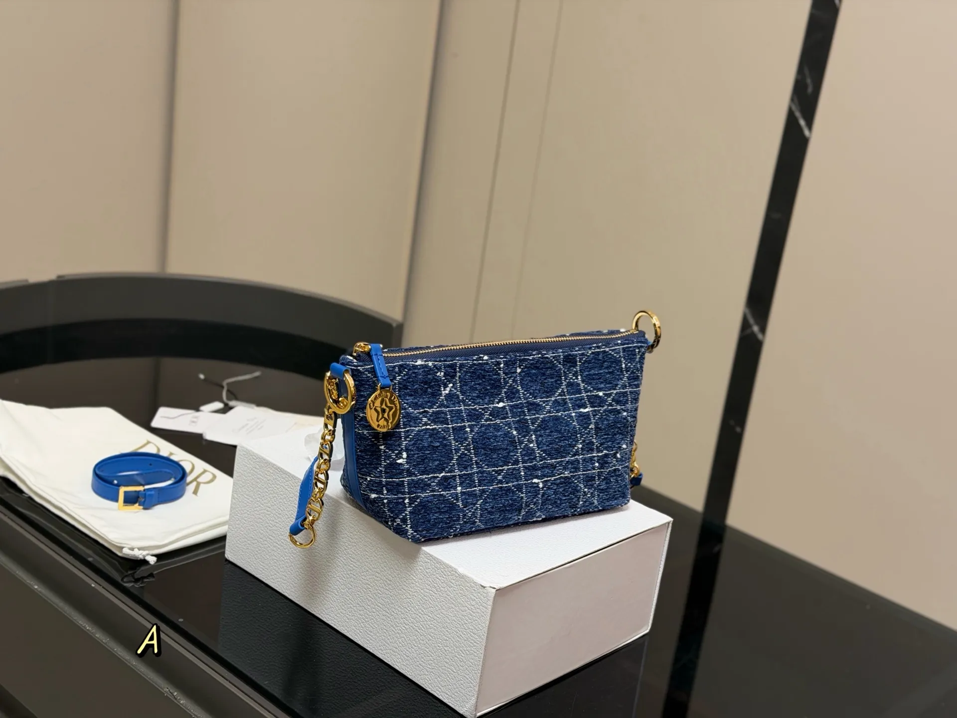 ¥180 配折叠盒飞机盒 size:22底宽*15cm 迪奥Nomad新品饭盒包 背出去被夸爆的hobo饭盒包!! 可以实现一包多用啦! 赠送加长肩带! 🉑腋下🉑斜挎