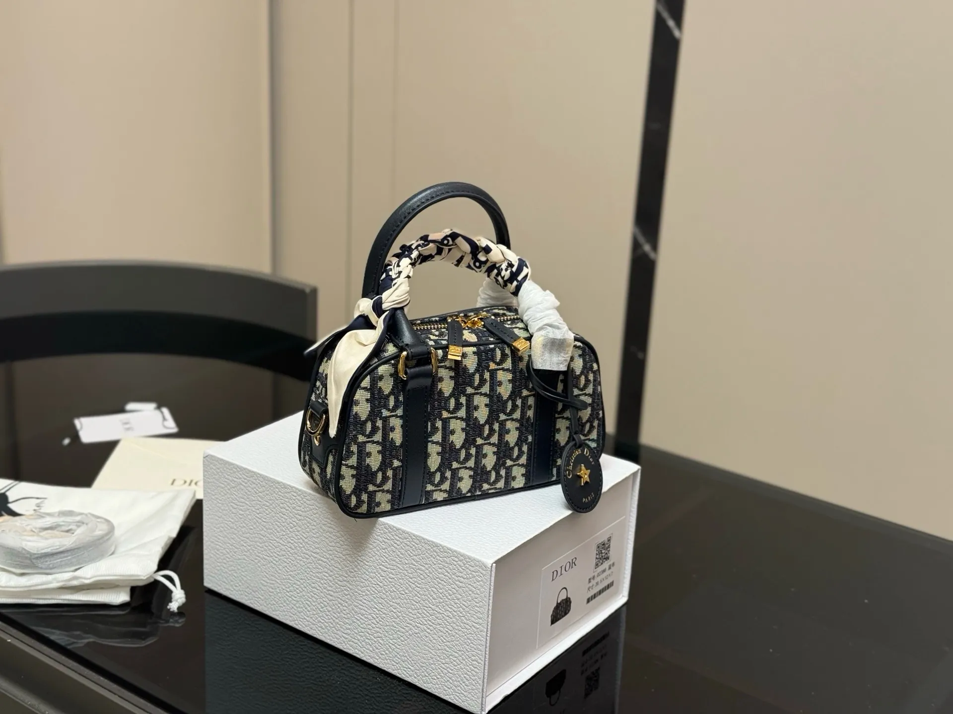 ¥185 折叠盒 迪奥Dior迷你保龄球包 vibe小包 尺寸:20.12cm