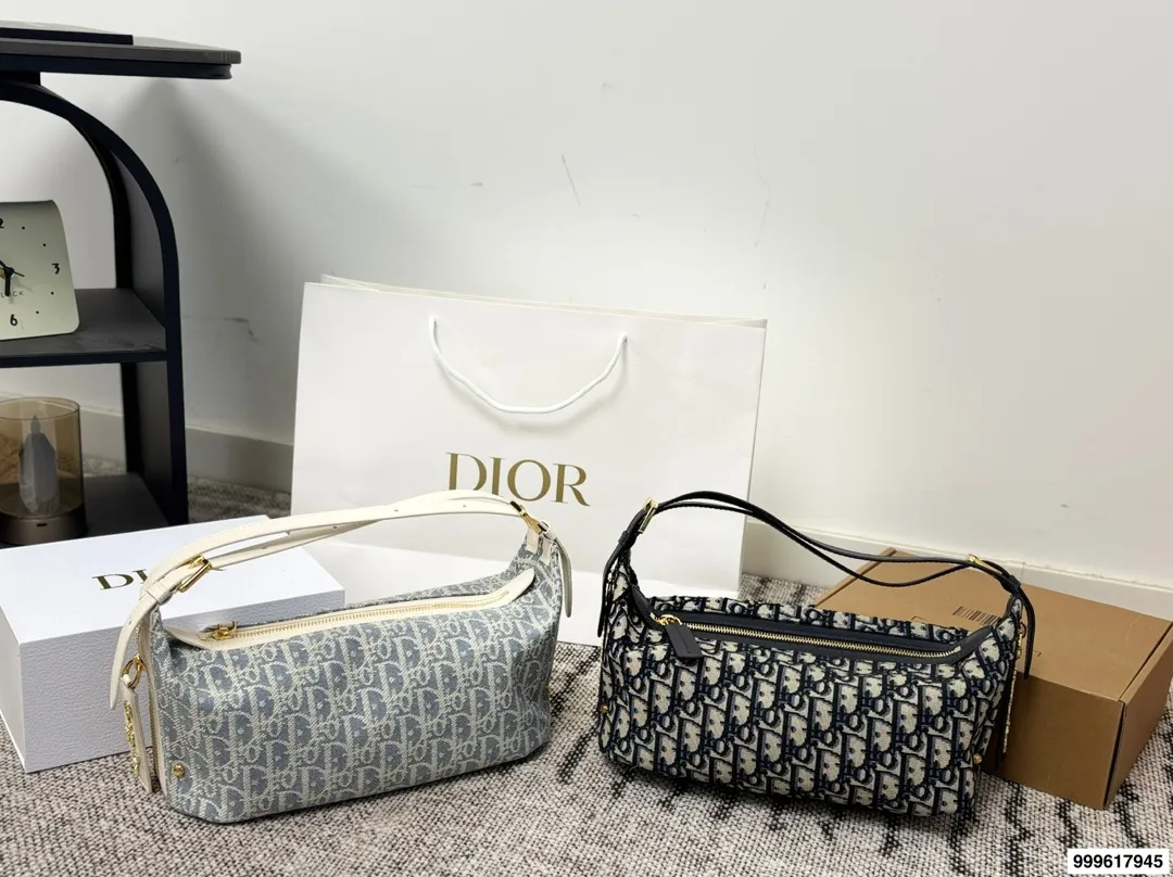 P215 配礼盒。 迪奥旅行包 被 Dior新款流浪包美到失语!背出去，谁还看路啊!时尚圈顶流Dior新款流浪包，把高级感狠狠拿捏住了，背上秒变街拍女王。 富家千金同款Dior新款流浪包，一眼万年，背着它，你就是人群焦点尺寸：25 13