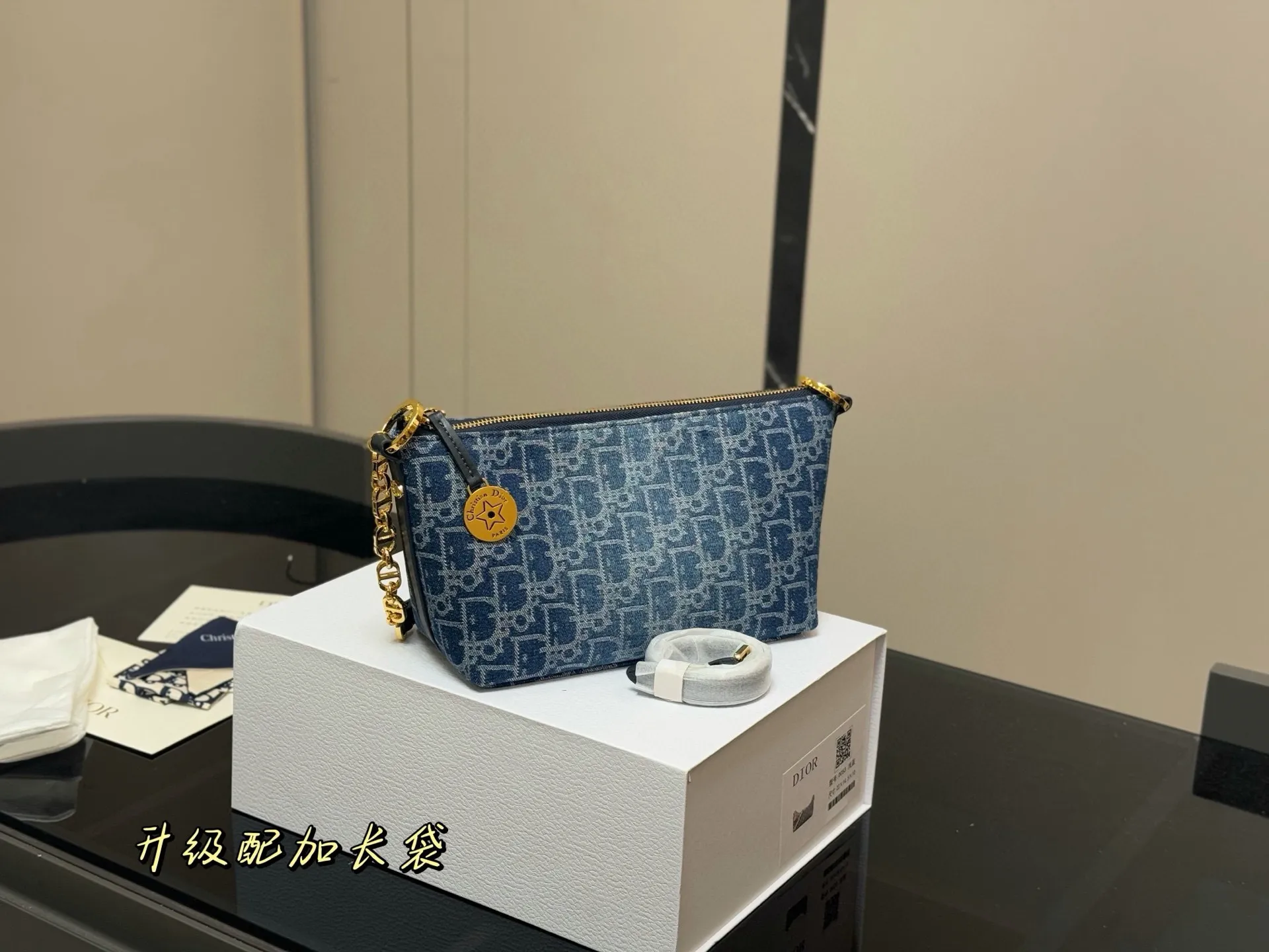 ¥195 配折叠盒 迪奥DIOR 便当包 ✅迪奥顶级原单 经典又高级 尺寸:22.14cm 很有质感 可盐可甜 上身绝美 无可比拟 是每个追求漂亮的女孩必入单品