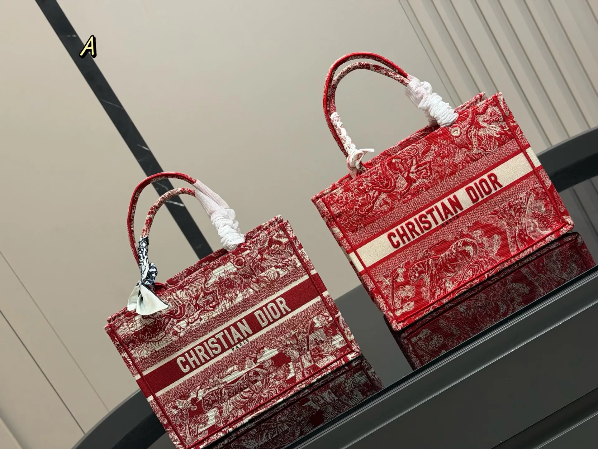 &yen;180 配盒丝巾 Dior 原版布提花 Dior book tote今年最喜欢的一款购物袋 tote我用的次数最多的包 迪奥因为容量超级大 不管什么东西都向里面放 当然凹造型也是必须有 尺寸:中号36cm