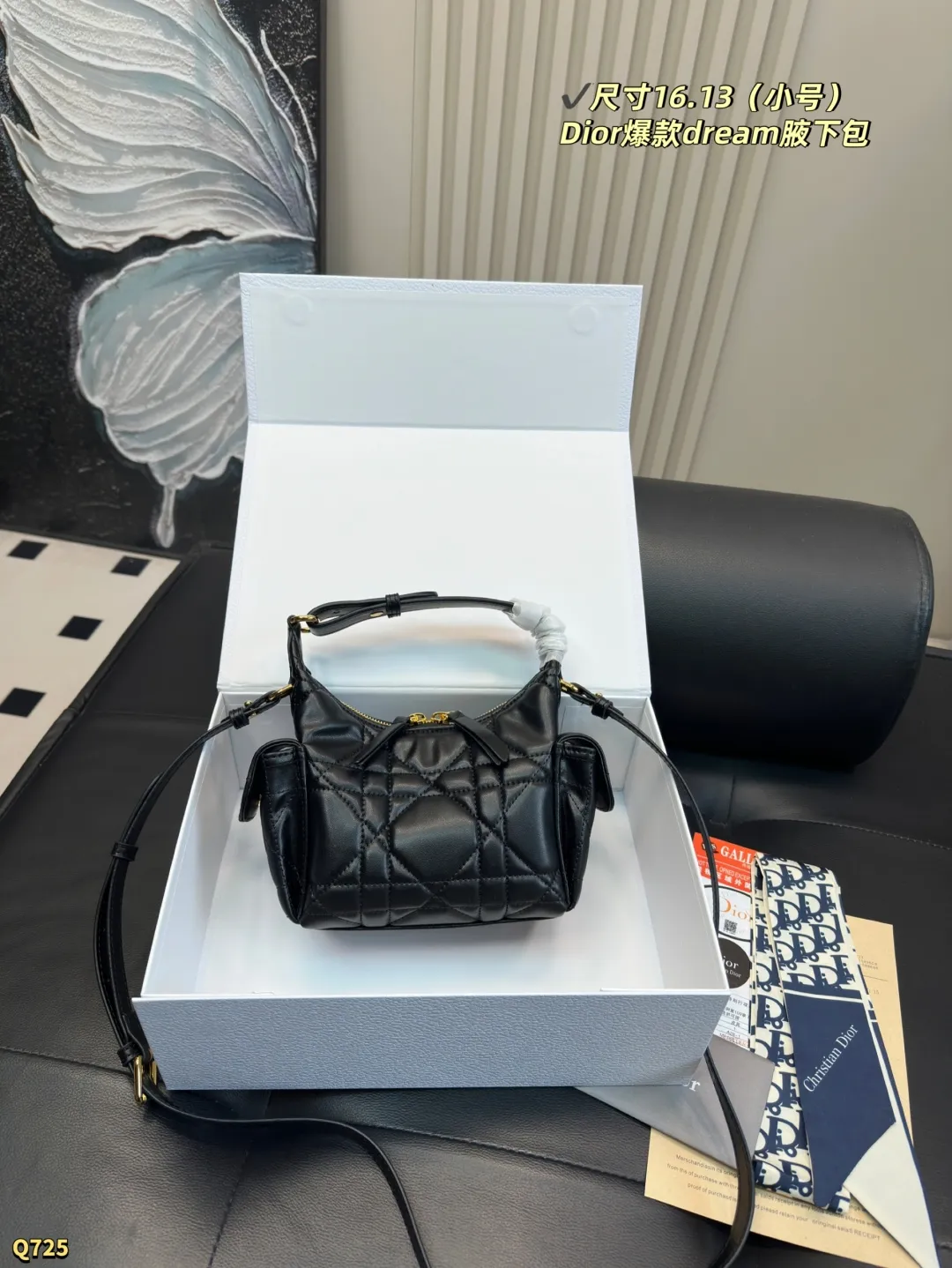 💰145小号尺寸16.13 💰150大号尺寸23.16 迪奥Dior D−Dream秋冬系列腋下包 D-Dream 秋冬系列,一上线就被美到啦~ 简洁的包形,复古又高级,侧面两个口袋的设计,休闲现代之余又增加了更多实用性,标志性的大菱格,时尚感十足,手提斜挎都可以,自用轻便又方便携带