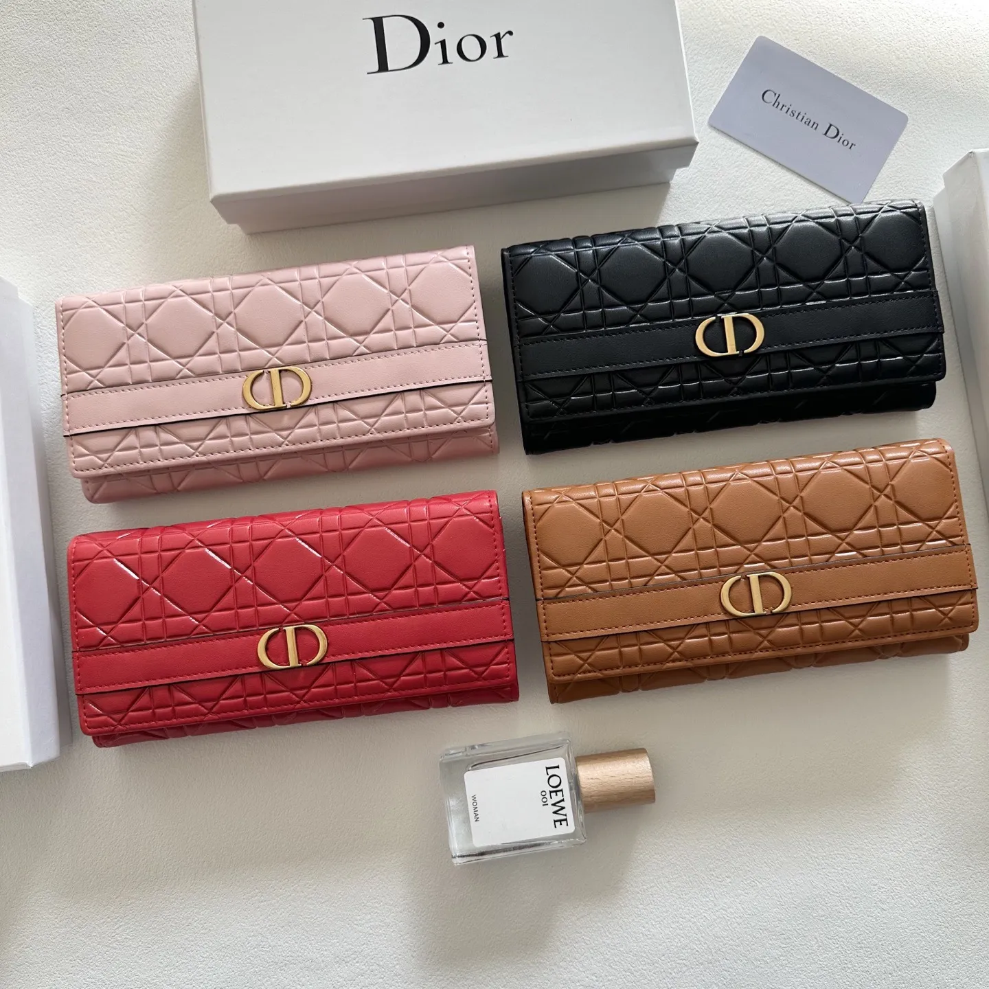 P95🎀🎀颜色 黑 粉 红 土黄🎀尺寸 19x10🎀迪奥👏时尚钱包 🎃🎃头层牛皮🐂安全锁扣 内阁超丰富👍女士专属🔥现货