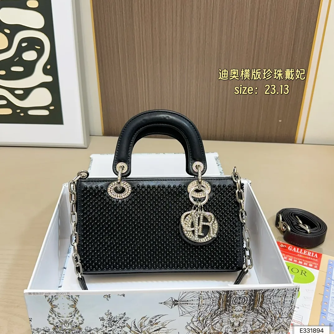 💰210 配折叠盒⚠️尺寸23.13 迪奥 珍珠横版戴妃包 DIOR 这款包不仅优雅，还加入了铆钉设计，瞬间变得个性十足，真是不得了！ 艺术感满满！打破娇贵形象的设计，甜美又酷炫，简直绝了！