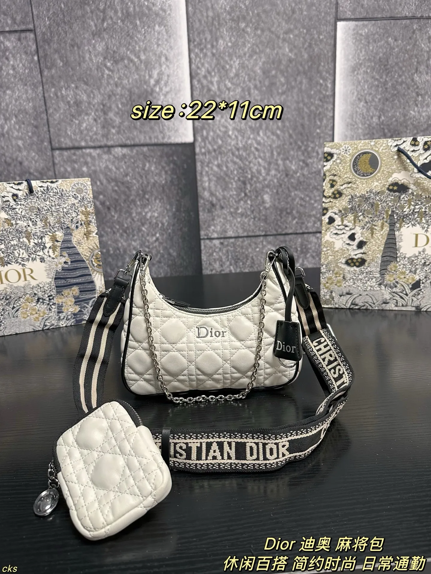 P135配盒 Dior 迪奥 麻将包 迪奥三合一 最近设计,真的都太火了!独特一款面料,可以说是非常实用了:防水、耐磨、轻便,而且四季都可以背,冬天的厚重感或夏天的运动感都可以轻松驾驭。尼龙包整的这么精致太喜欢了 尺寸:22*11cm