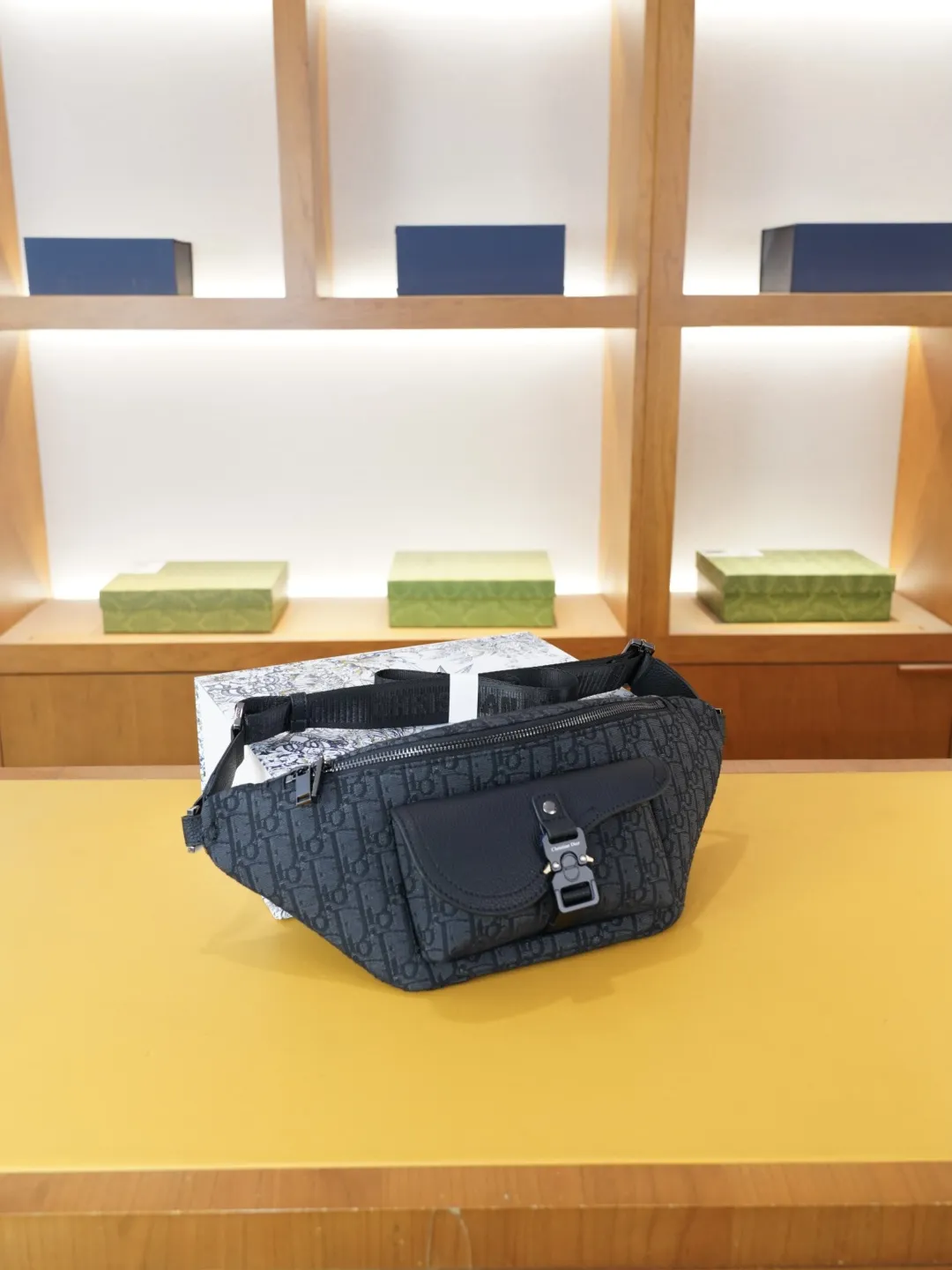 P130 🇫🇷 Dior 迪奥 官网同步 高版本 胸包 腰包 永恒不过时的标志性产品 纯原单布料 配牛皮 顶级五金制作 非市面普通版本 贸易公司订单货 全部实拍 实用性非常高 完全不用担心穿搭 配全套包装折叠盒 【规格：38x16x4】