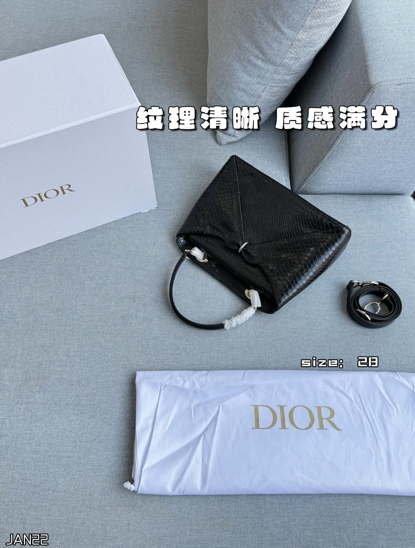 💰300 全套礼盒 size:28×22 DIOR迪奥 蛇纹 蝴蝶结手提包 单肩包 JWA设计焕然一新! 设计感满满的手提包 好喜欢这季的“克拉巴特”领结 采用皮,纹理清晰,质感满分+。 手提或斜挎都很OK,兼具实用与时尚感。