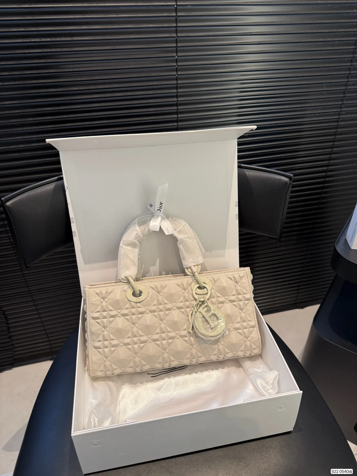 P160 配折叠盒子 迪奥横版戴妃包 sDior戴妃包太好看了吧! 优雅指数拉满 搭配简洁风格的衣服整个人气质就上来了 而且容量完全可以满足日常要求 日常聚会逛街都很方便~ 尺寸:26 14 货号 0540