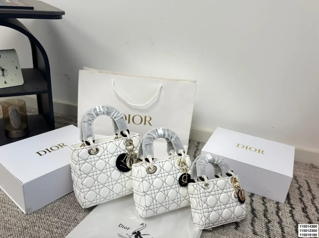 p150p150p130配折叠盒 迪奥戴妃包 Dior戴妃包太好看了吧！ 优雅指数拉满 搭配简洁风格的衣服整个人气质就上来了 而且容量完全可以满足日常要求 日常聚会逛街都很方便~ 尺寸20.17/18.15/15.12