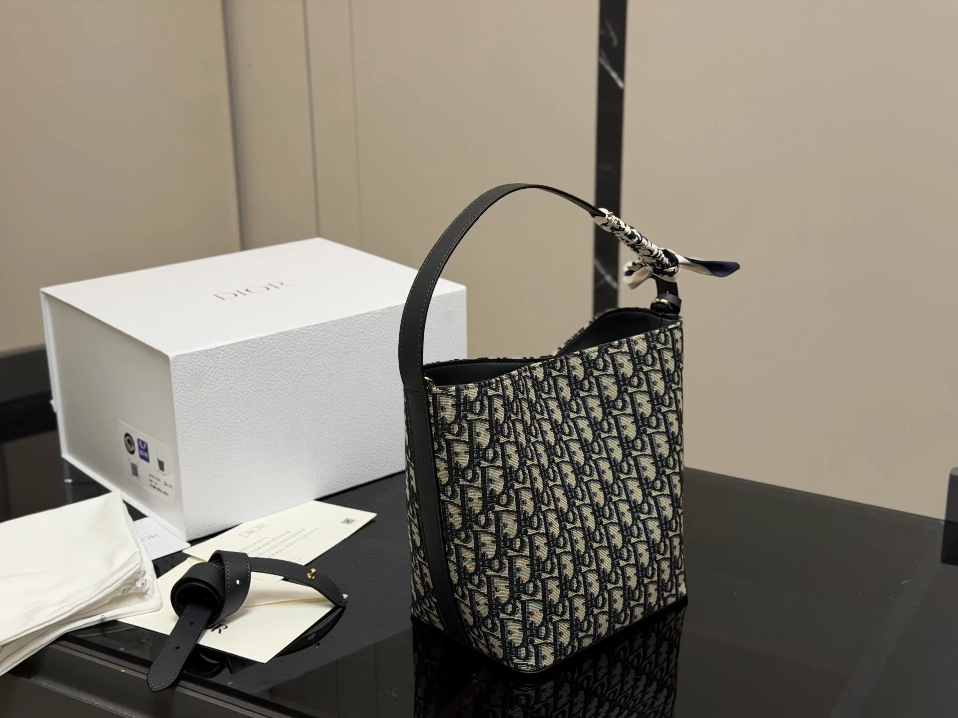 ¥170 配盒 size:20*24cm 迪奥star 老花水桶包 今年好喜欢背水桶包,兼具了高智感和实用性~配上入秋百搭风衣,一切都是那么的恰到好处,随随便便都出片!