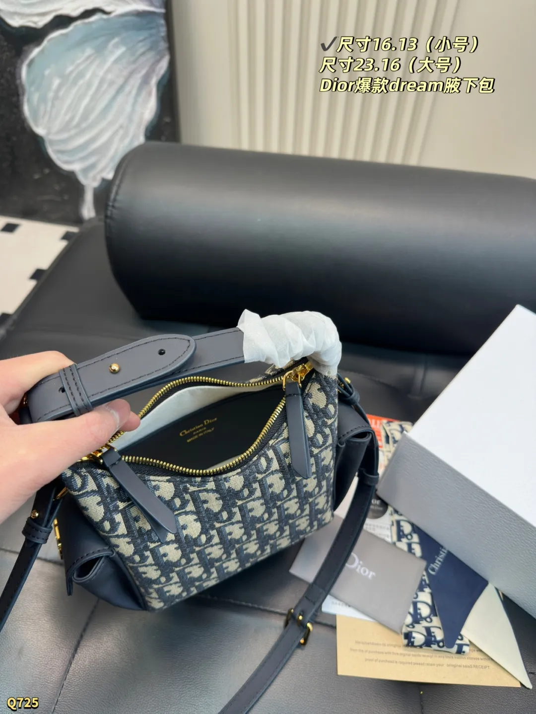 💰145小号尺寸16.13 💰150大号尺寸23.16 迪奥Dior D&minus;Dream秋冬系列腋下包经典老花 D-Dream 秋冬系列，一上线就被美到啦～ 简洁的包形，复古又高级，侧面两个口袋的设计，休闲现代之余又增加了更多实用性，标志性的大菱格，时尚感十足，手提斜挎都可以，自用轻便又方便携带