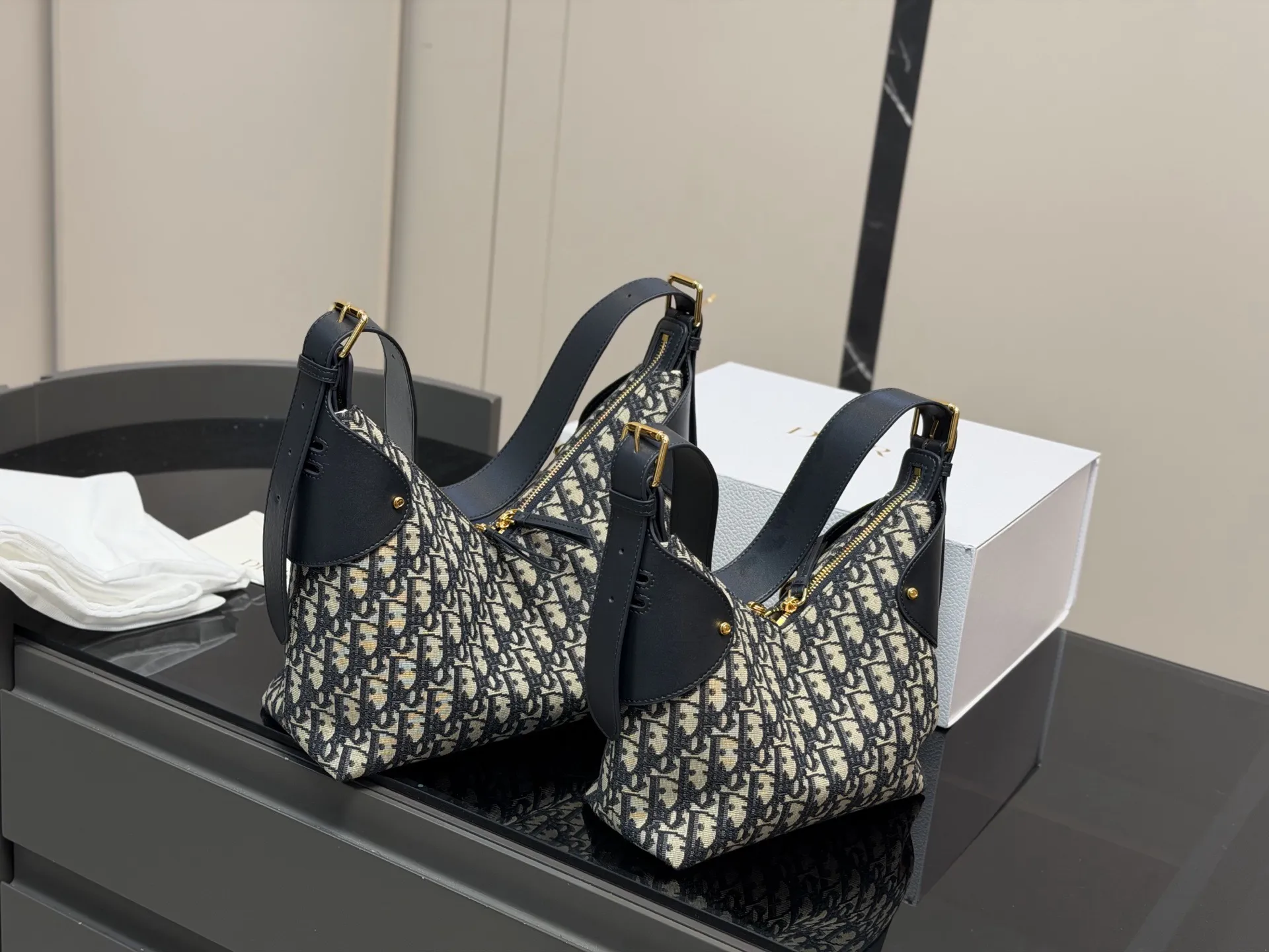 ¥210 ¥215 配盒 size:21*15cm(小号) 28*20cm(大号) 迪奥VOYAGE carryall 牛皮品质哦! 超轻大容量V型轮廓立挺又利落! 新包Voyage太酷辣!