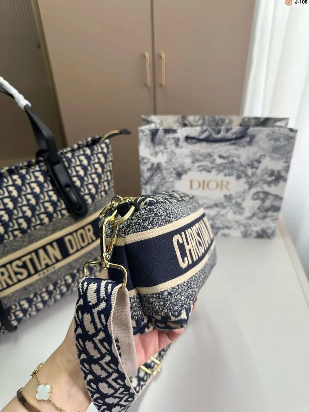 💰p135 J-108尺寸 36&times;28 Fendi 芬迪 购物袋🛍️ 中古包版型 百看不厌的 最大特点容量大！ 什么风格都能hold得住 凹造型也是妥妥