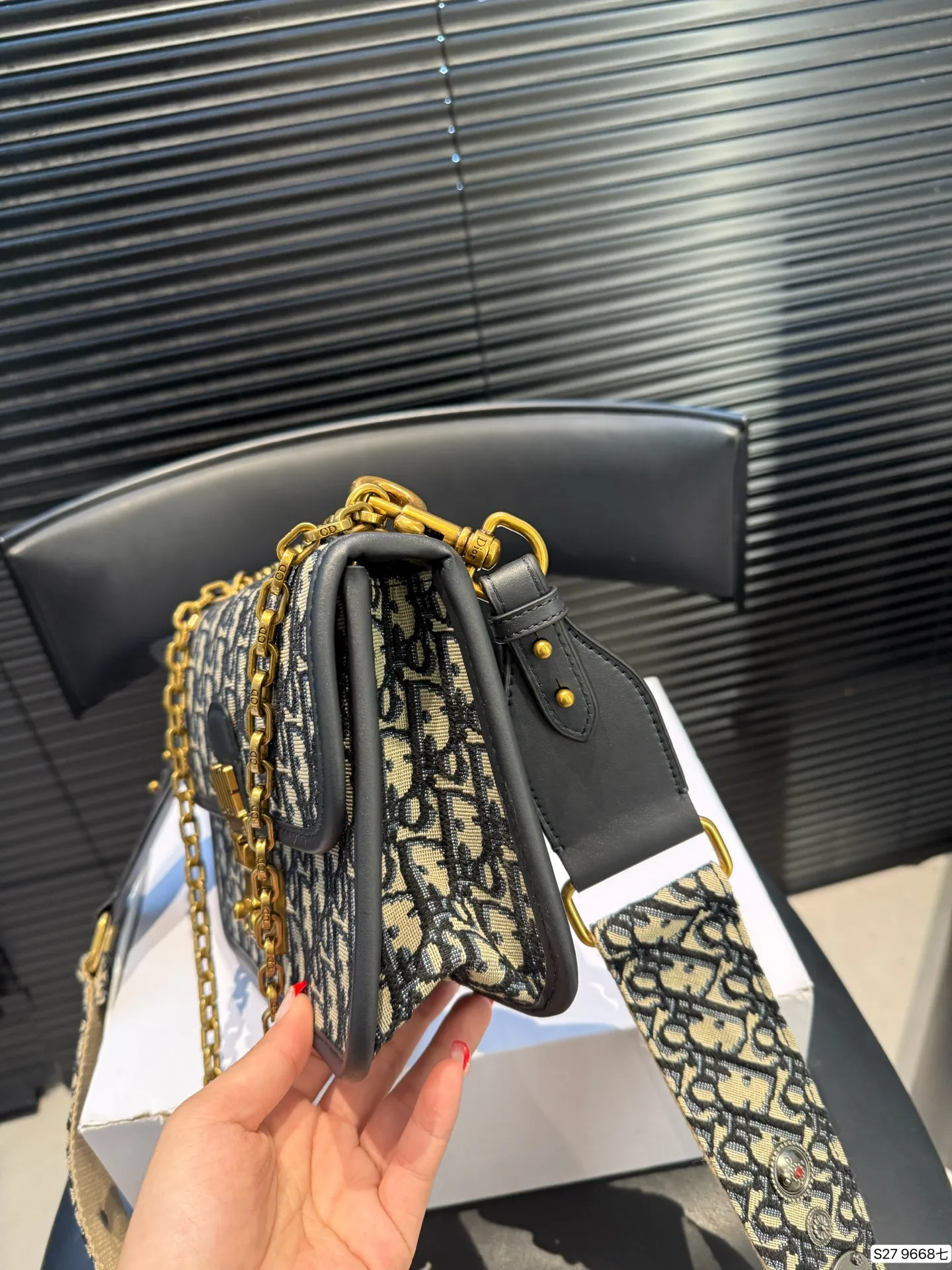 P185 配折叠盒子 迪奥马鞍包信封包链条包 简约大气风格 更加轻盈 可轻松驾驭各种风格 尺寸24 17 货号9668