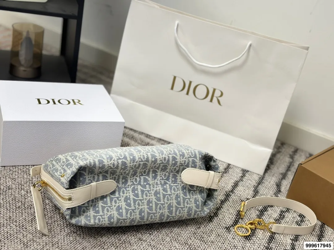 P215 配礼盒。 迪奥旅行包 被 Dior新款流浪包美到失语!背出去,谁还看路啊!时尚圈顶流Dior新款流浪包,把高级感狠狠拿捏住了,背上秒变街拍女王。 富家千金同款Dior新款流浪包,一眼万年,背着它,你就是人群焦点尺寸:25 13