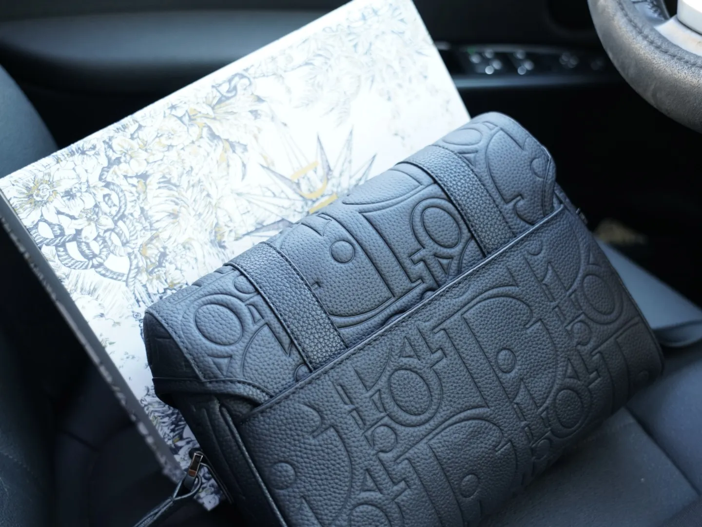 P160 🇫🇷 Dior 迪奥 官网同步 高版本 斜挎单肩背包 永恒不过时的标志性产品 纯原单牛皮 顶级五金制作 非市面普通版本 贸易公司订单货 全部实拍 实用性非常高 完全不用担心穿搭 配全套包装折叠盒【规格:25x19x8】