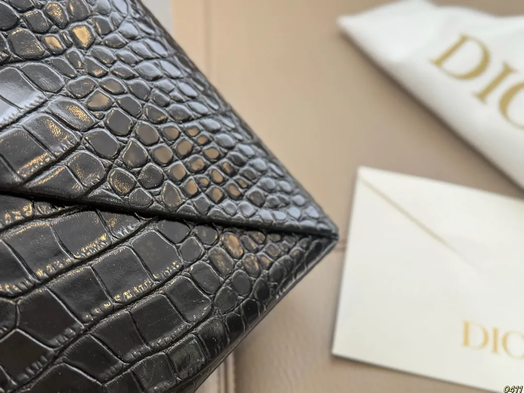 ¥300折叠盒 迪奥 Dior 2026春夏蝴蝶结手提包 质感细腻又耐用。正面立体蝴蝶结设计,优雅又俏皮,梯形包型容量适中,通勤休闲都很OK。顶部硬质手柄+可调节肩带,手提斜挎随心切换。 整体简约精致,法式浪漫氛围感拉满,是2026春夏系列超亮眼单品!尺寸28*19.5