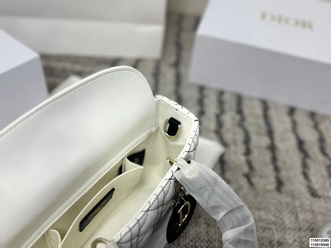 p155 p150 配折叠盒 迪奥横版戴妃包 Dior戴妃包太好看了吧! 优雅指数拉满 搭配简洁风格的衣服整个人气质就上来了 而且容量完全可以满足日常要求 日常聚会逛街都很方便~ 尺寸25.15/24.14