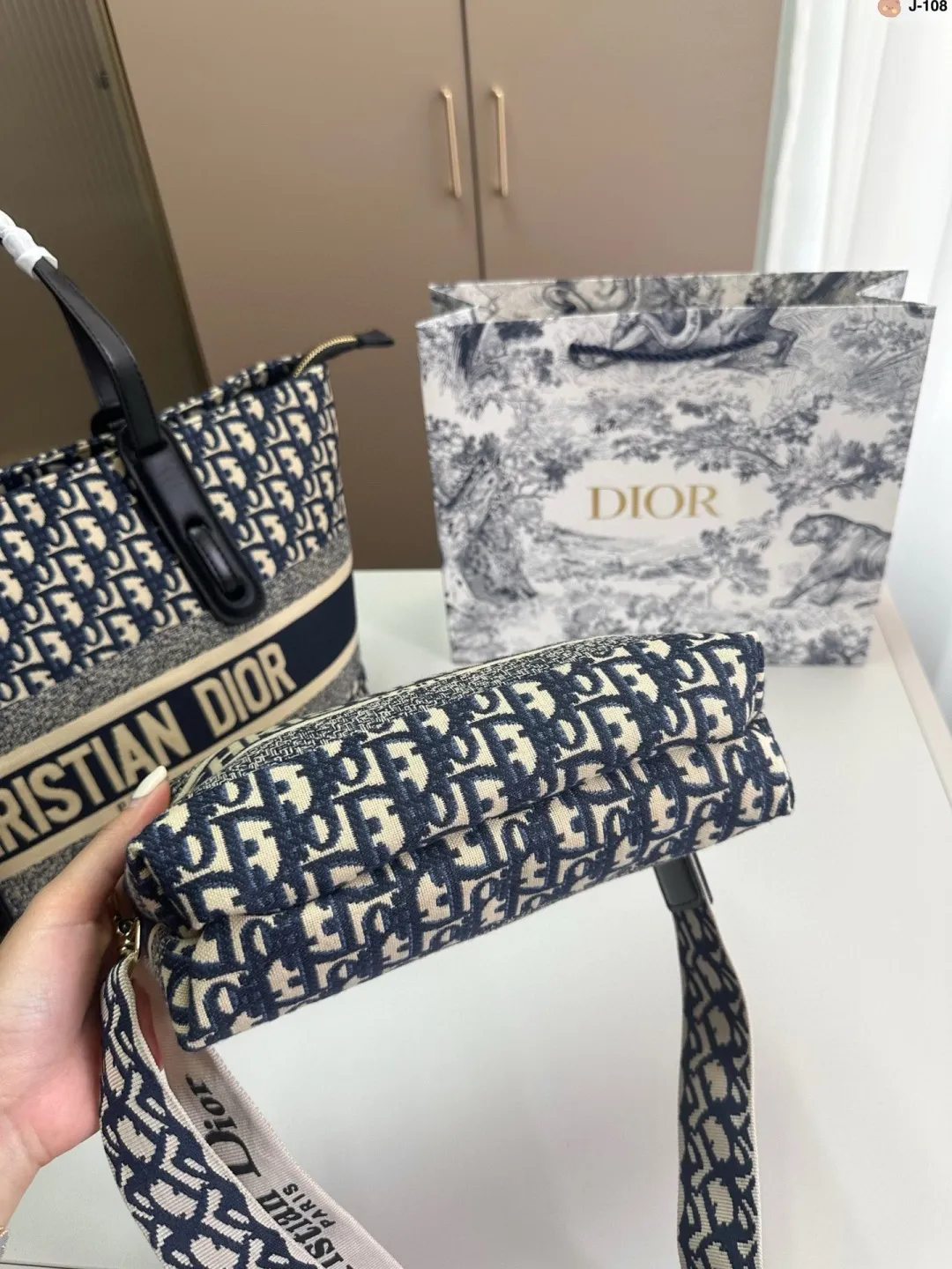 💰p135 J-108尺寸 36&times;28 Fendi 芬迪 购物袋🛍️ 中古包版型 百看不厌的 最大特点容量大！ 什么风格都能hold得住 凹造型也是妥妥