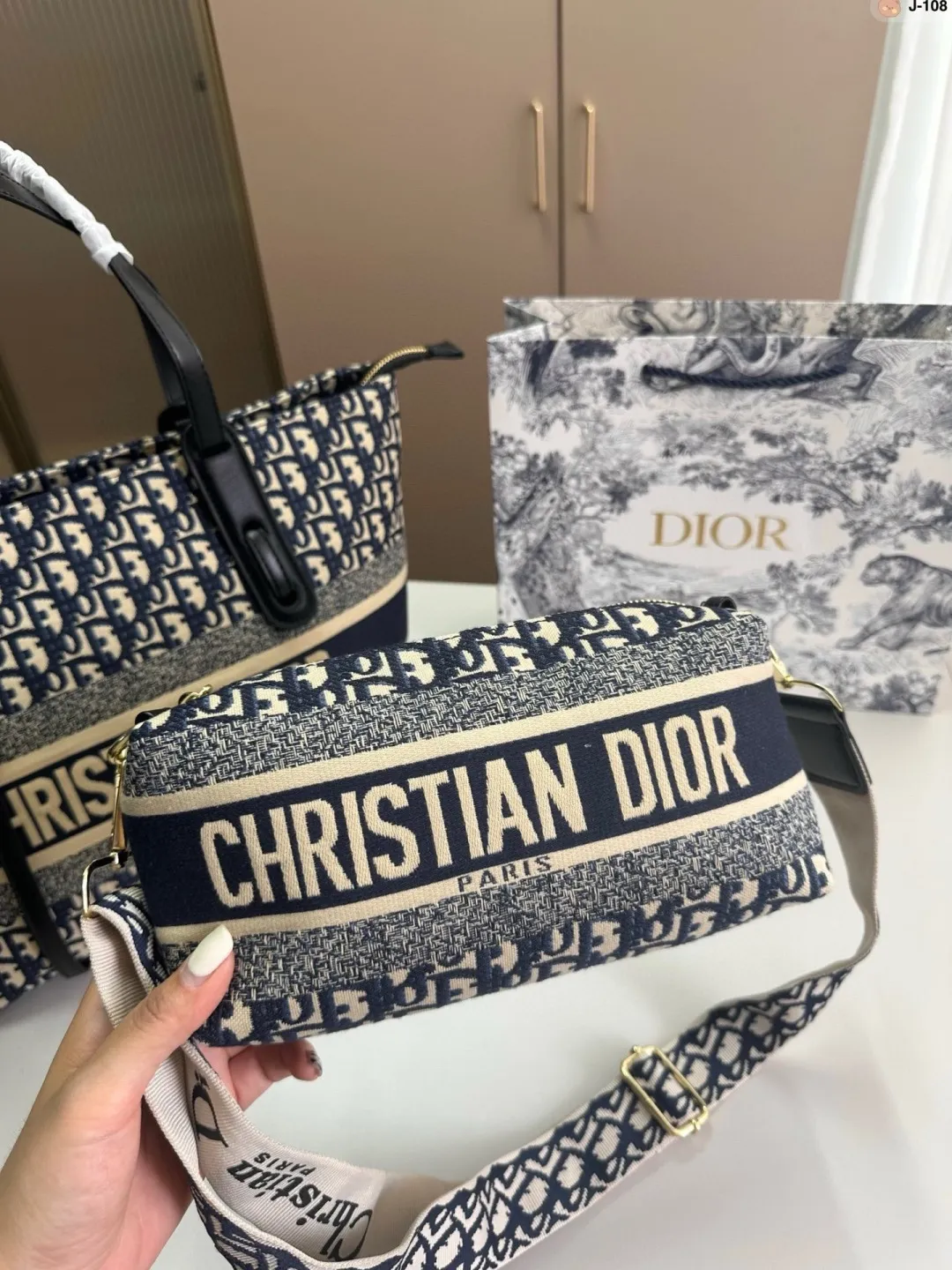 💰p135 J-108尺寸 36&times;28 Fendi 芬迪 购物袋🛍️ 中古包版型 百看不厌的 最大特点容量大！ 什么风格都能hold得住 凹造型也是妥妥