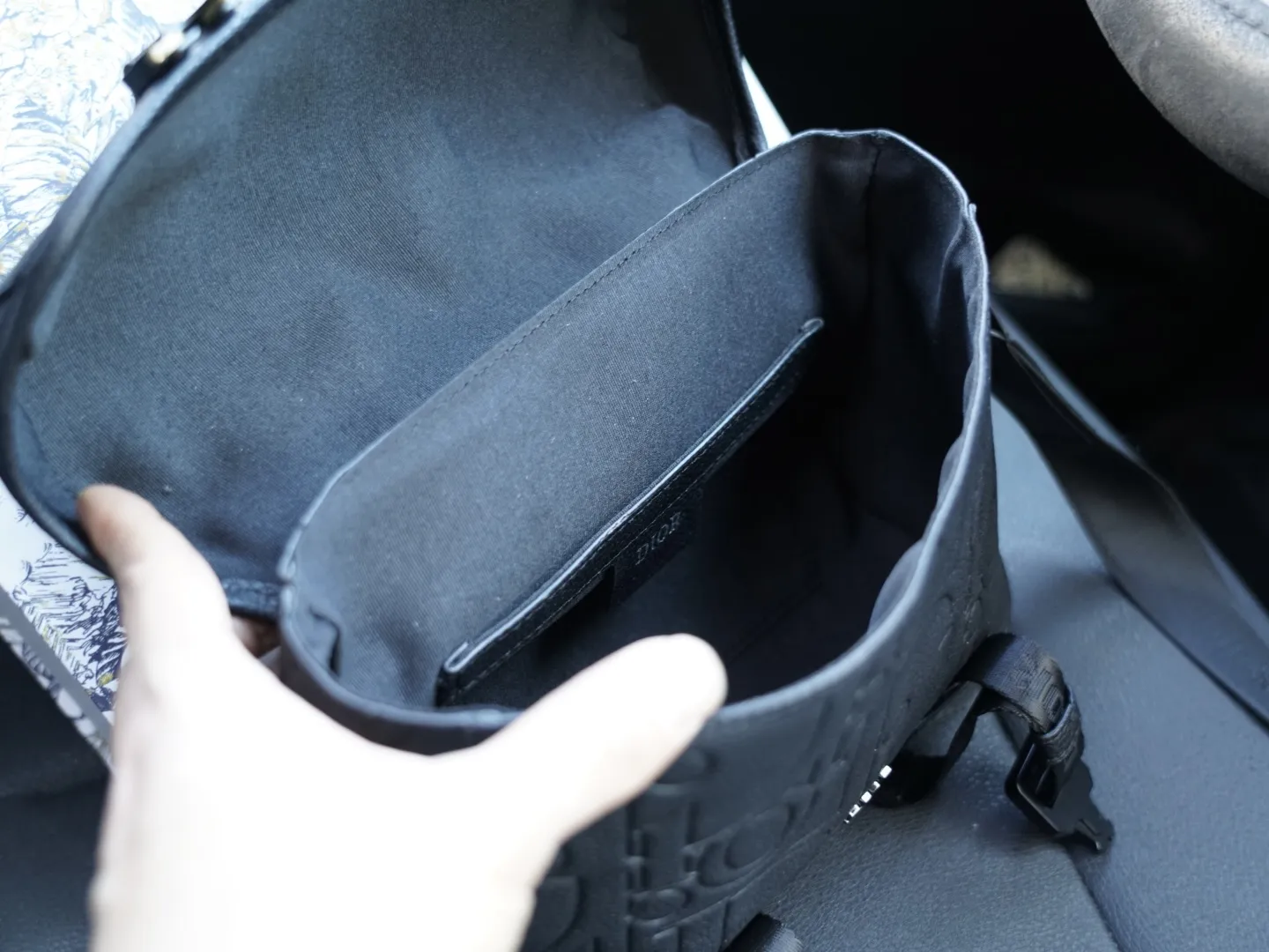 P160 🇫🇷 Dior 迪奥 官网同步 高版本 斜挎单肩背包 永恒不过时的标志性产品 纯原单牛皮 顶级五金制作 非市面普通版本 贸易公司订单货 全部实拍 实用性非常高 完全不用担心穿搭 配全套包装折叠盒【规格：25x19x8】