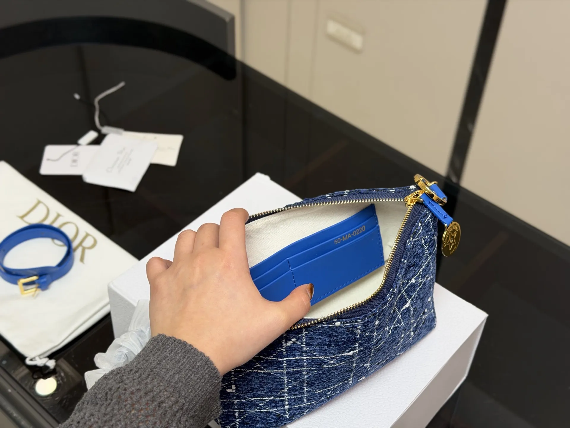 &yen;180 配折叠盒飞机盒 size：22底宽*15cm 迪奥Nomad新品饭盒包 背出去被夸爆的hobo饭盒包!! 可以实现一包多用啦! 赠送加长肩带！ 🉑腋下🉑斜挎